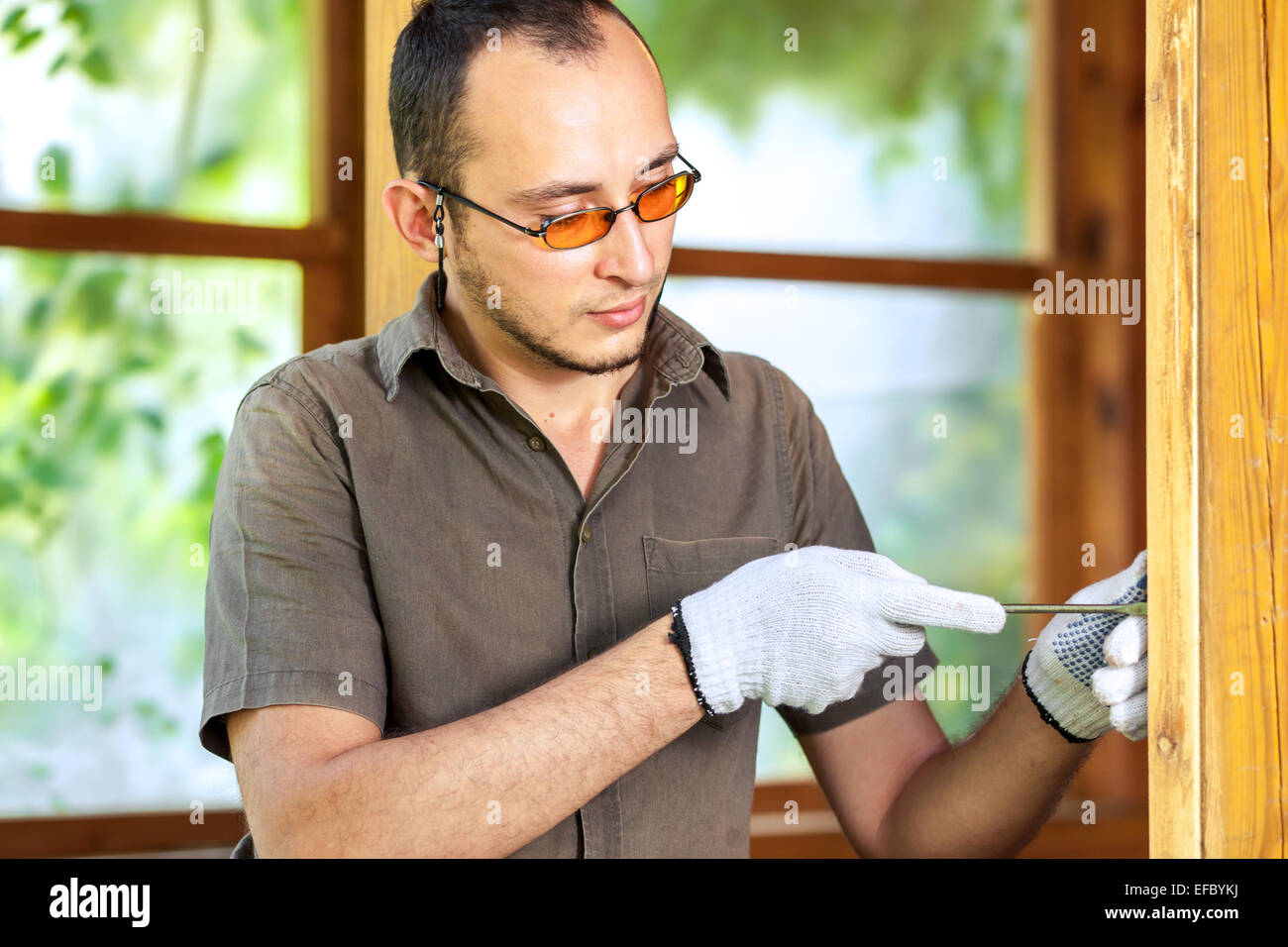 Giovane uomo che lavora con il legno Foto Stock