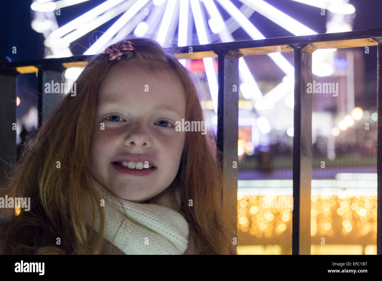 Le celebrazioni del Natale in piazza centenario, Birmingham. La grande ruota al di fuori della biblioteca di Birmingham. Foto Stock