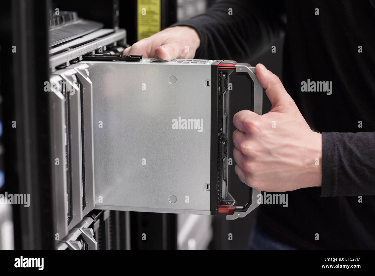 Consulente IT installa server Blade Foto Stock