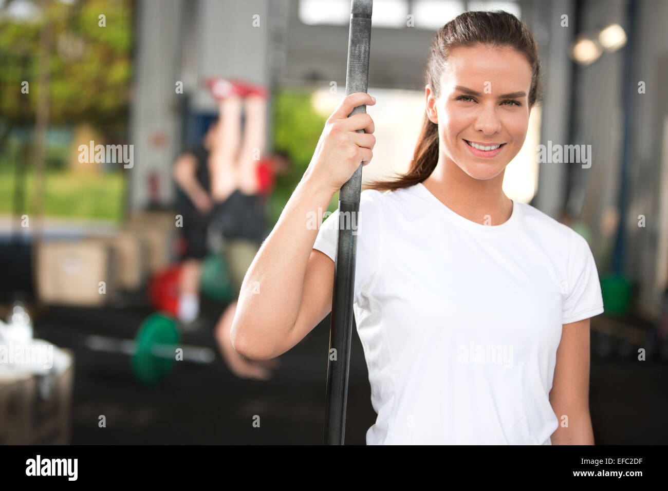 Sorridente e donna attraente al centro fitness Foto Stock