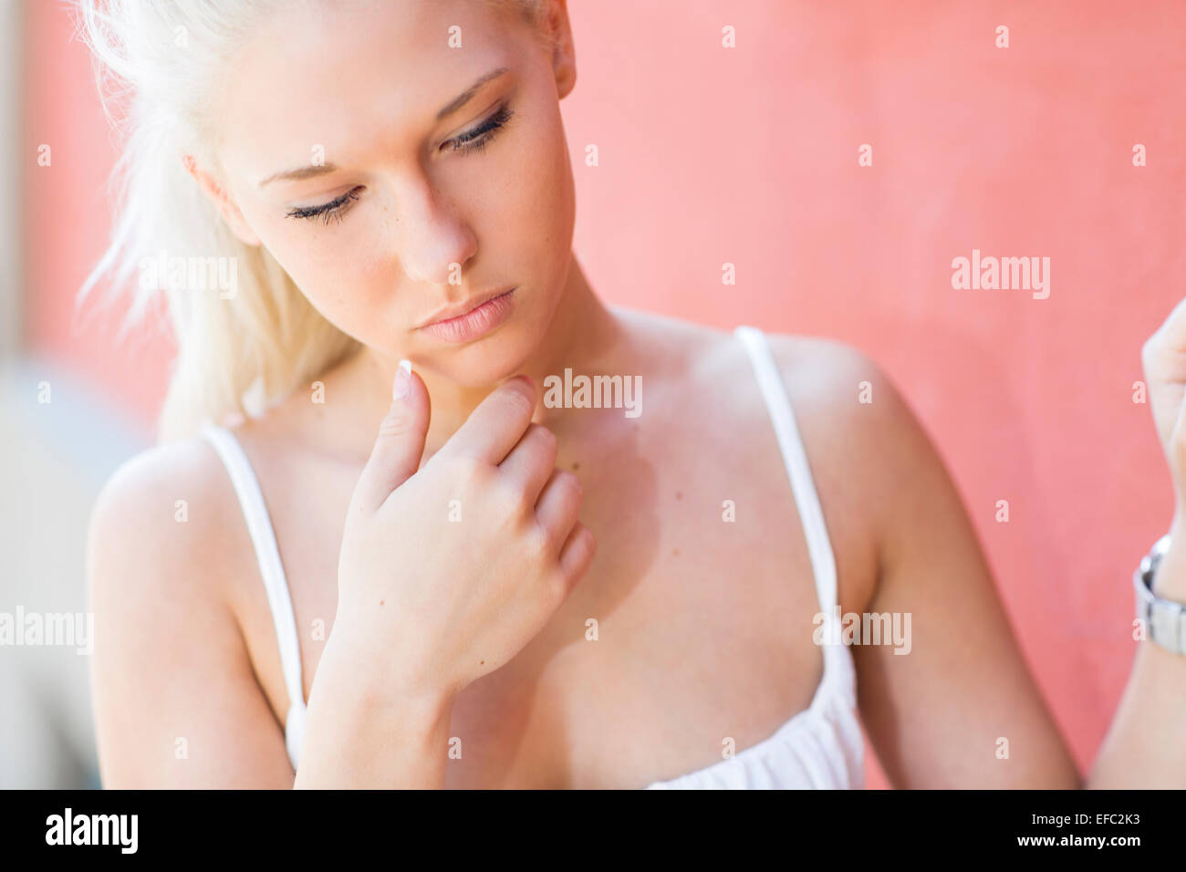 Interessato bionda ragazza adolescente outdoor Foto Stock