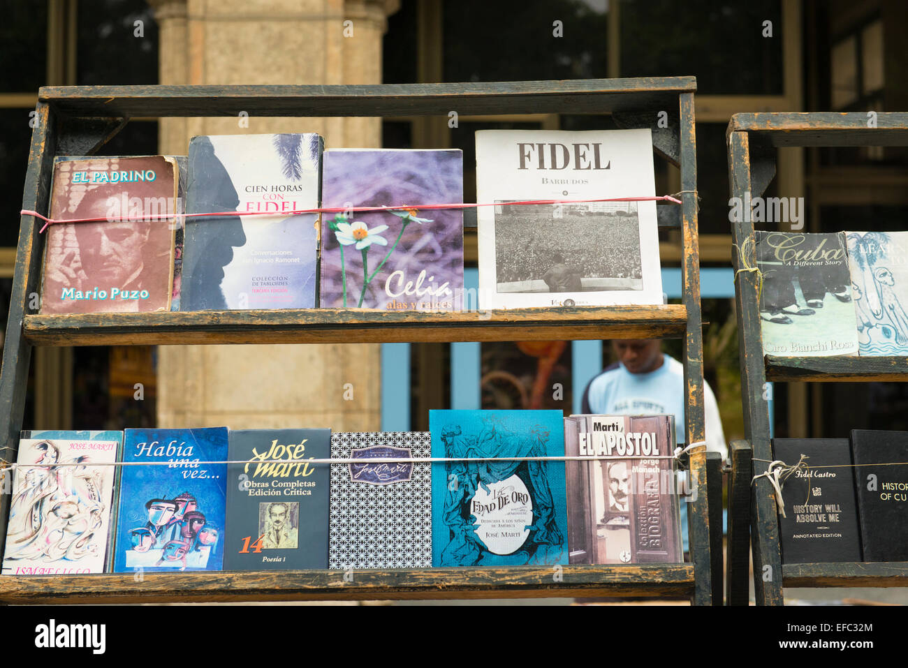 Cuba Avana Vecchia La Habana Vieja Plaza de Armes usato di seconda mano libri di stallo del libro non fiction politico rivoluzionario storico Foto Stock