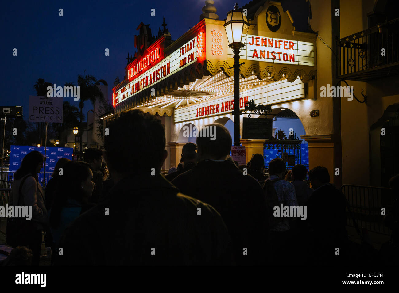 Santa Barbara, California, Stati Uniti d'America. 30 gen, 2015. La folla si raccolgono al di fuori del teatro di Arlington per la Santa Barbara International Film Festival il Montecito presentazione del premio in onore di attrice Jennifer Aniston. Credito: Scott Londra/Alamy Live News Foto Stock