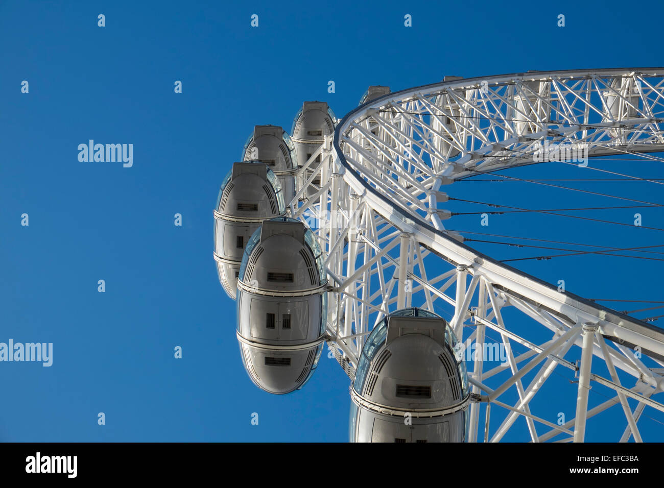 Il London Eye, una gigantesca ruota panoramica sulla riva sud del fiume Tamigi a Londra. Noto anche come il Millennium Wheel. Foto Stock