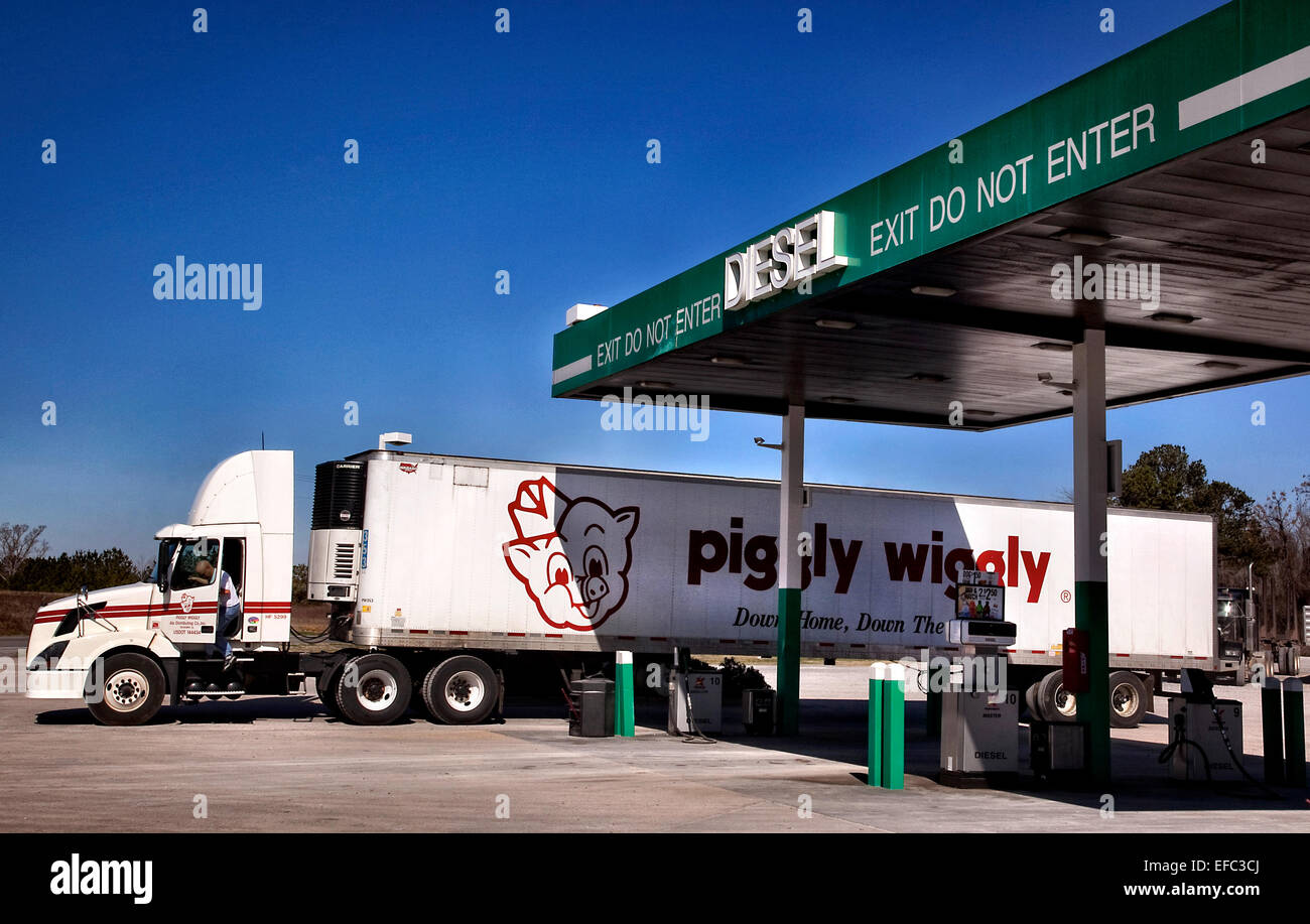 Semi carrello a carrello fermo per riempire con carburante diesel Interstate 59 South Alabama USA Foto Stock