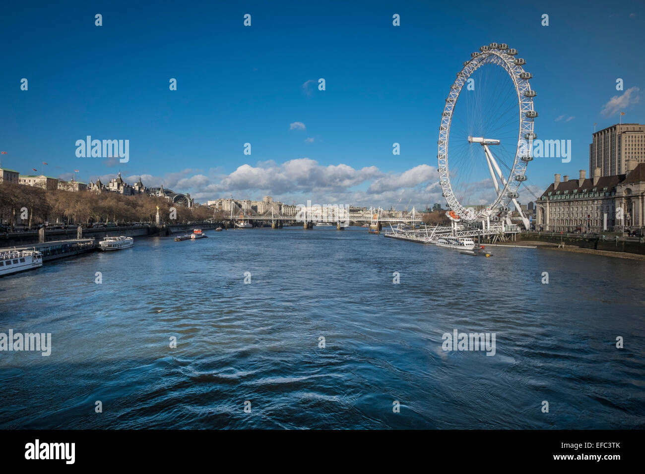 Il London Eye, una gigantesca ruota panoramica sulla riva sud del fiume Tamigi a Londra. Noto anche come il Millennium Wheel. Foto Stock