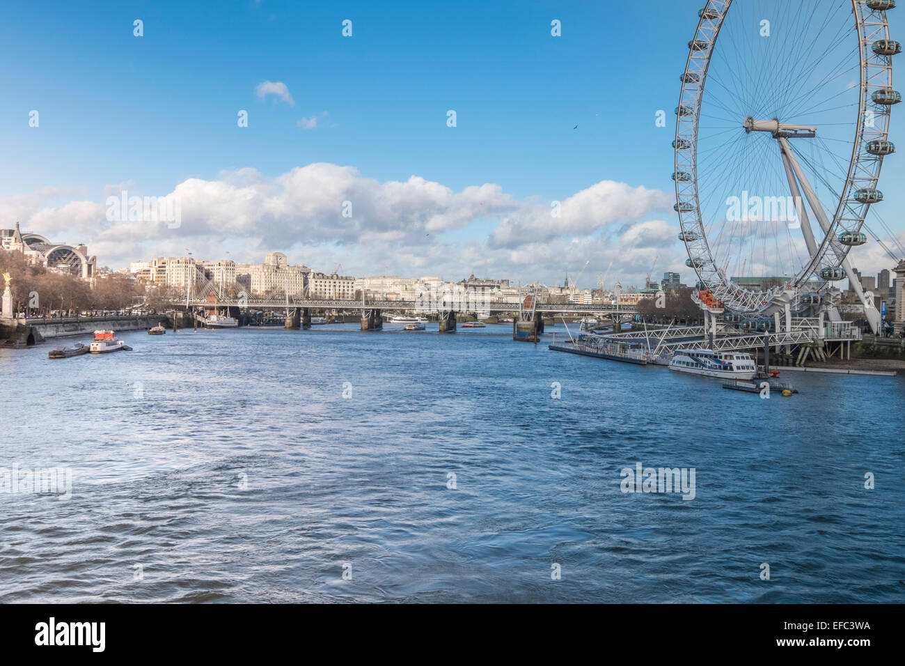 Il London Eye, una gigantesca ruota panoramica sulla riva sud del fiume Tamigi a Londra. Noto anche come il Millennium Wheel. Foto Stock