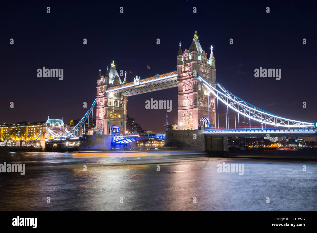 Il Tower Bridge, attraversando il fiume Tamigi, simbolo tradizionale di Londra - Inghilterra Foto Stock