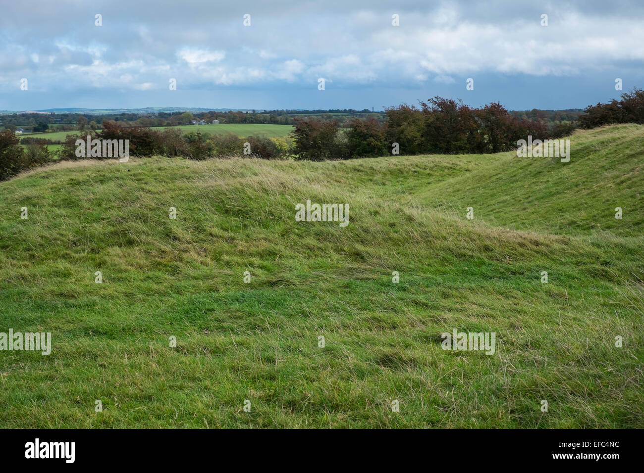Terreno collinare in antico sito storico nella Irish midlands Foto Stock
