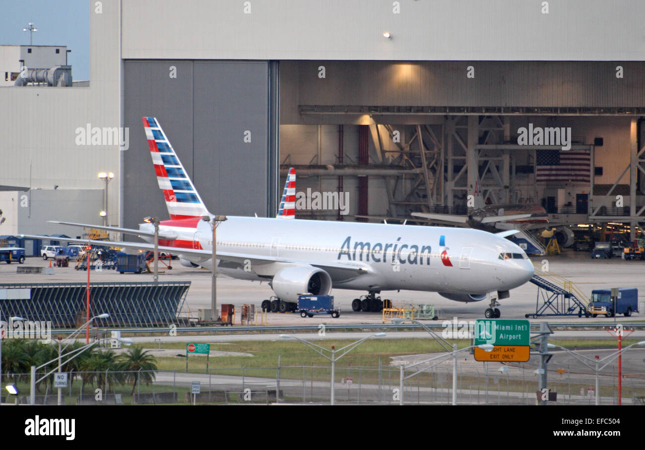 Un American Airlines aereo all'Aeroporto di Miami, a Miami, USA. Foto Stock