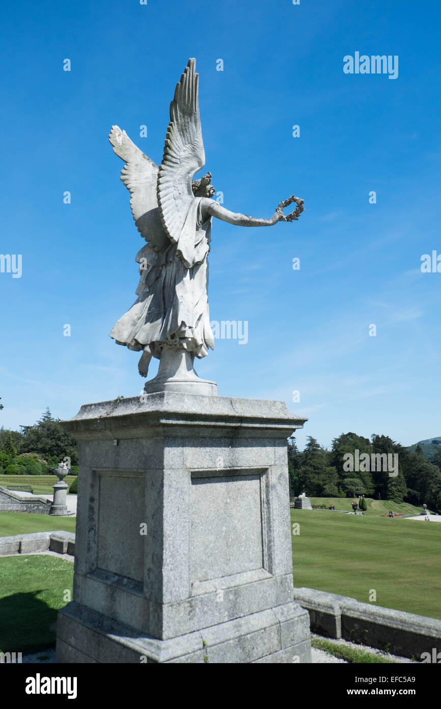 Statua di un angelo a al Powerscourt estate Foto Stock