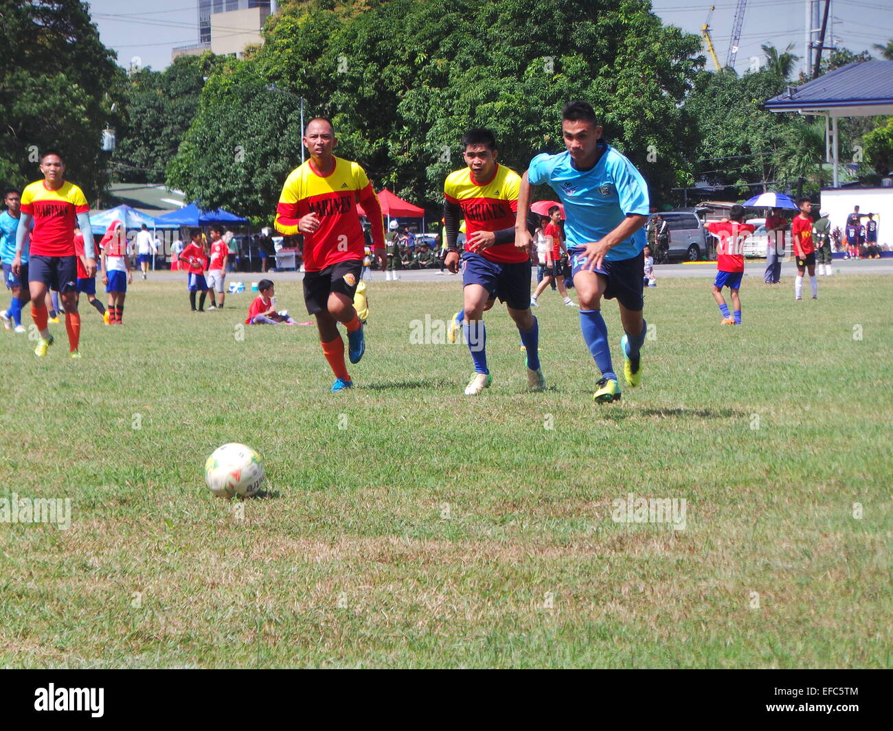 Taguig City, Filippine. 31 gennaio, 2015. Circa 700 bambini, adolescenti e adulti da 54 diverse squadre di calcio e di advocacy group (la composizione delle squadre di calcio dagli orfanotrofi e scuole) unisce il 4° annuale Comandante della coppa di calcio svoltasi a Marino caserme in Taguig City. L'evento di calcio è il preludio al grande evento ribattezzato come "Calcio per la pace" in aprile in cui i bambini provenienti da zone di conflitto a Mindanao quali Basilan, Sulu e Tawi-Tawi - sono unite insieme per promuovere la pace e non la guerra. Credito: Sherbien Dacalanio/Alamy Live News Foto Stock