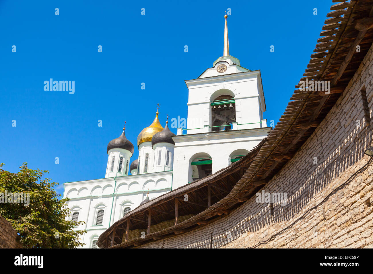 Classica russa antica architettura religiosa esempio. Trinità cattedrale che sorge dal 1589 a Pskov il Cremlino. Chiesa Ortodossa Foto Stock