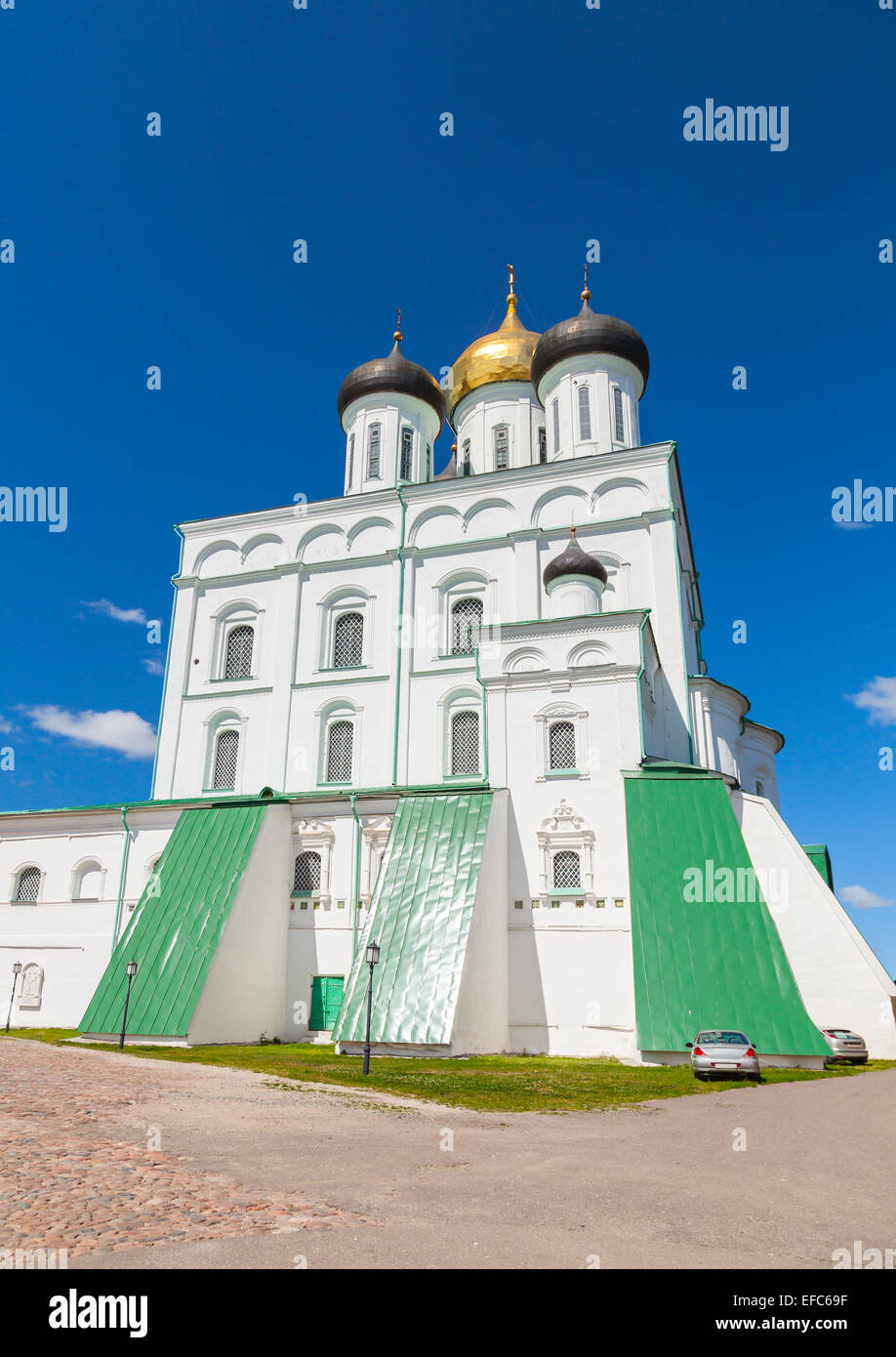 Classica russa antica architettura religiosa esempio. Trinità cattedrale che sorge dal 1589 a Pskov Krom o il Cremlino. Orthodo Foto Stock