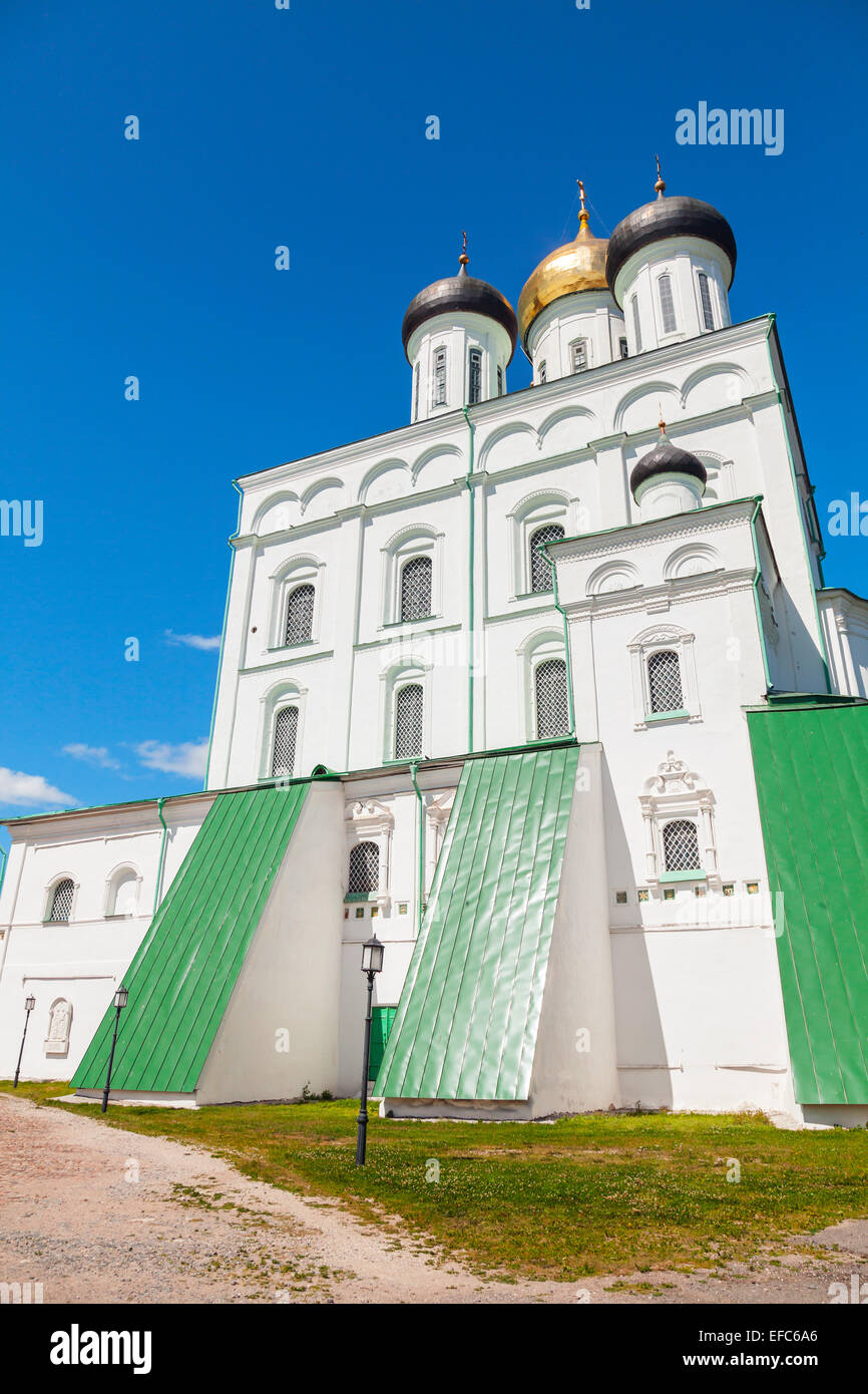 Classica russa antica architettura religiosa esempio. La trinità cattedrale che sorge dal 1589 a Pskov Krom o il Cremlino. Ort Foto Stock