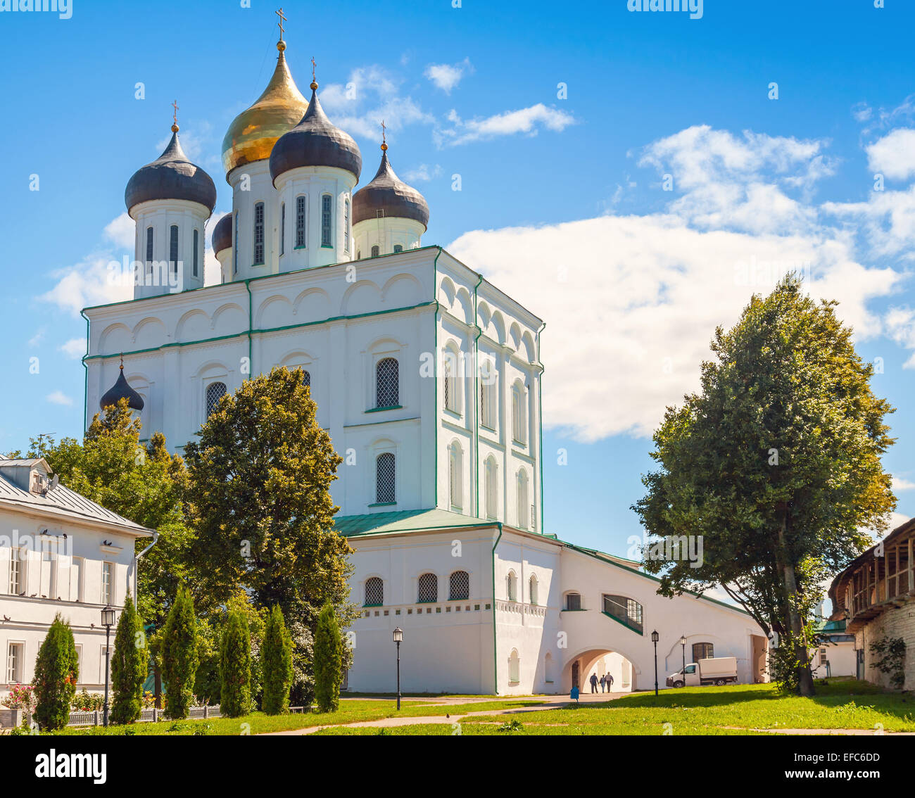 Classica russa antica architettura religiosa. Trinità cattedrale che sorge dal 1589 a Pskov Krom o il Cremlino. Chiesa Ortodossa Foto Stock