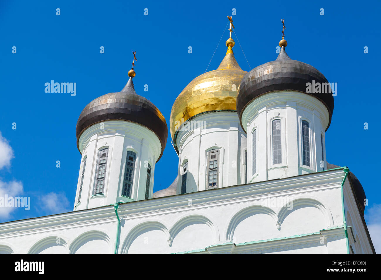 Classica russa antica architettura religiosa. La trinità cattedrale che sorge dal 1589 a Pskov il Cremlino. Chiesa Ortodossa Foto Stock