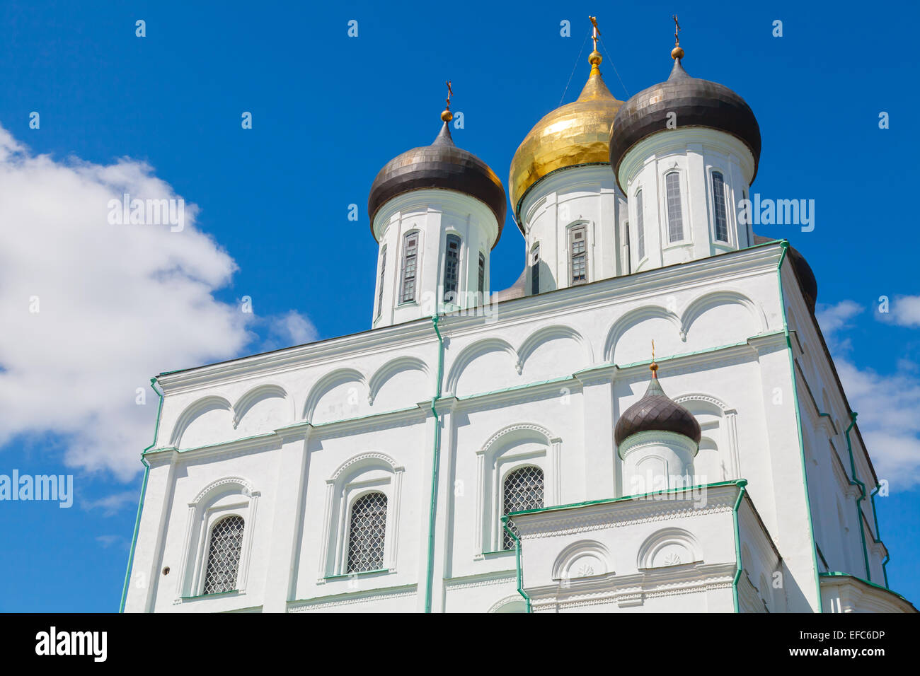 Classica russa antica architettura religiosa. La trinità cattedrale che sorge dal 1589 a Pskov Krom o il Cremlino Foto Stock