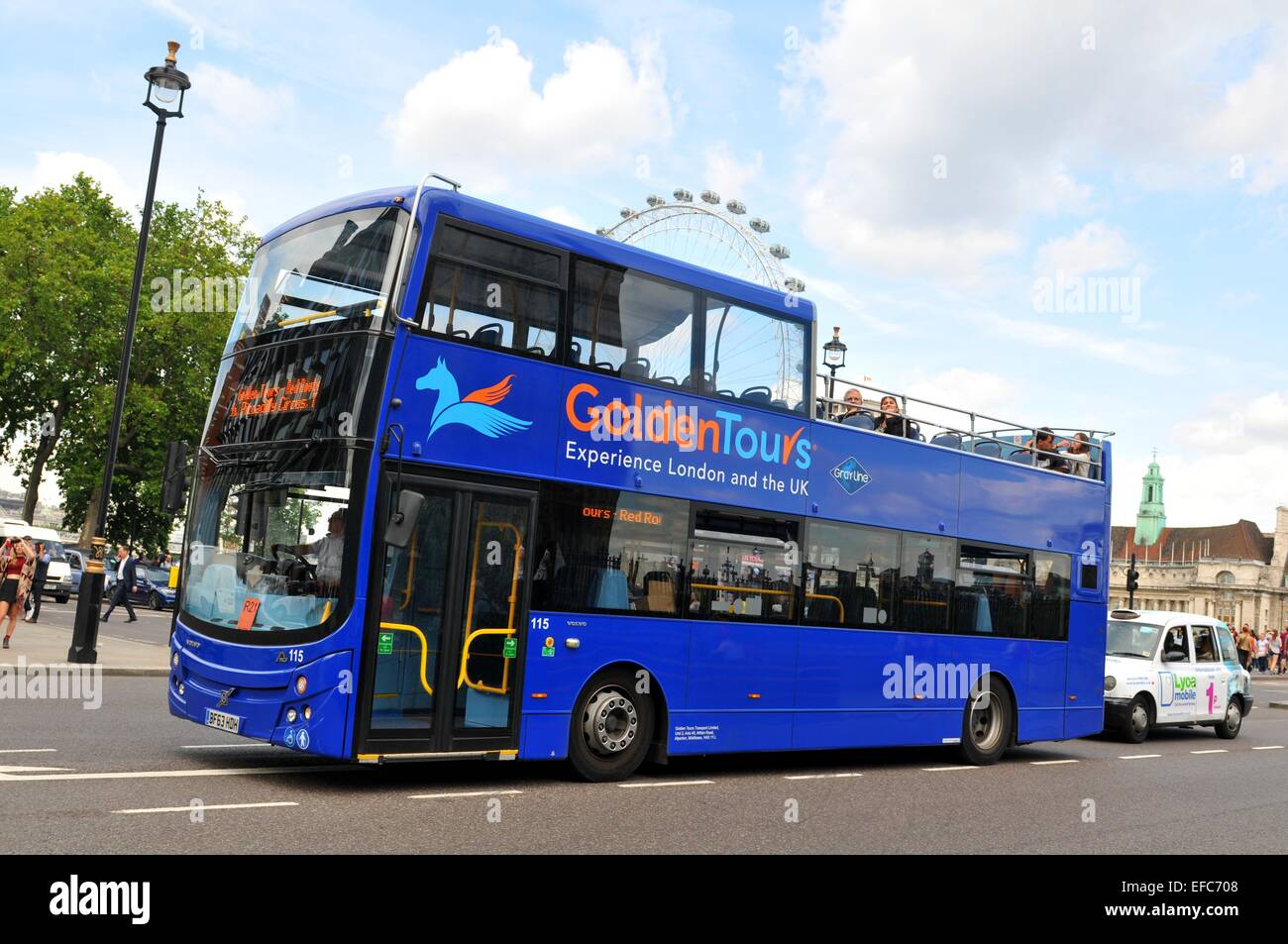 LONDON, Regno Unito - 9 Luglio 2014: modern double-decker bus blu attraversa il ponte di Westminster a Londra centrale. Foto Stock