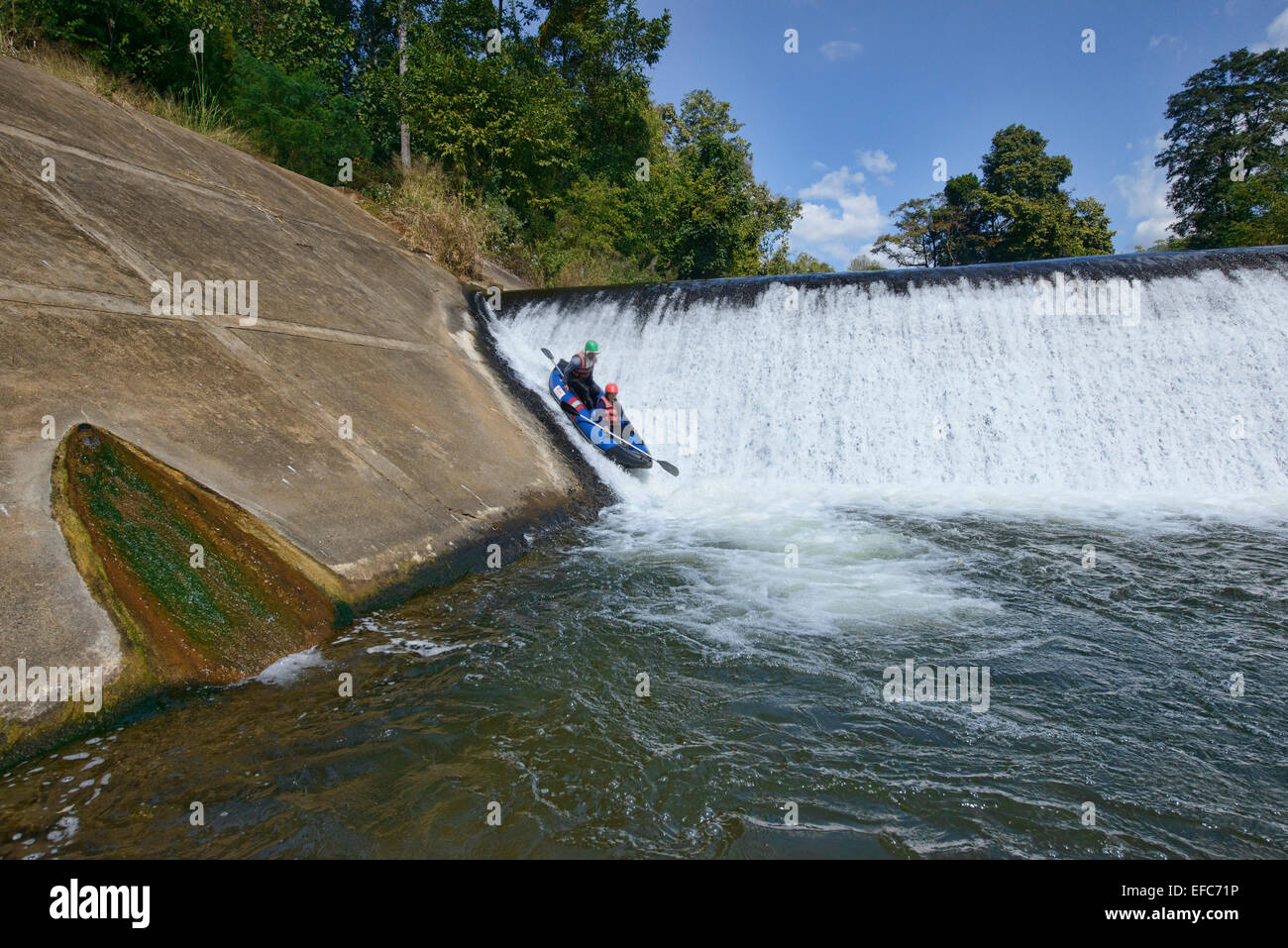 Il kayak verso il basso una diga sul Nam Lang River, Pang Mapha Thailandia Foto Stock