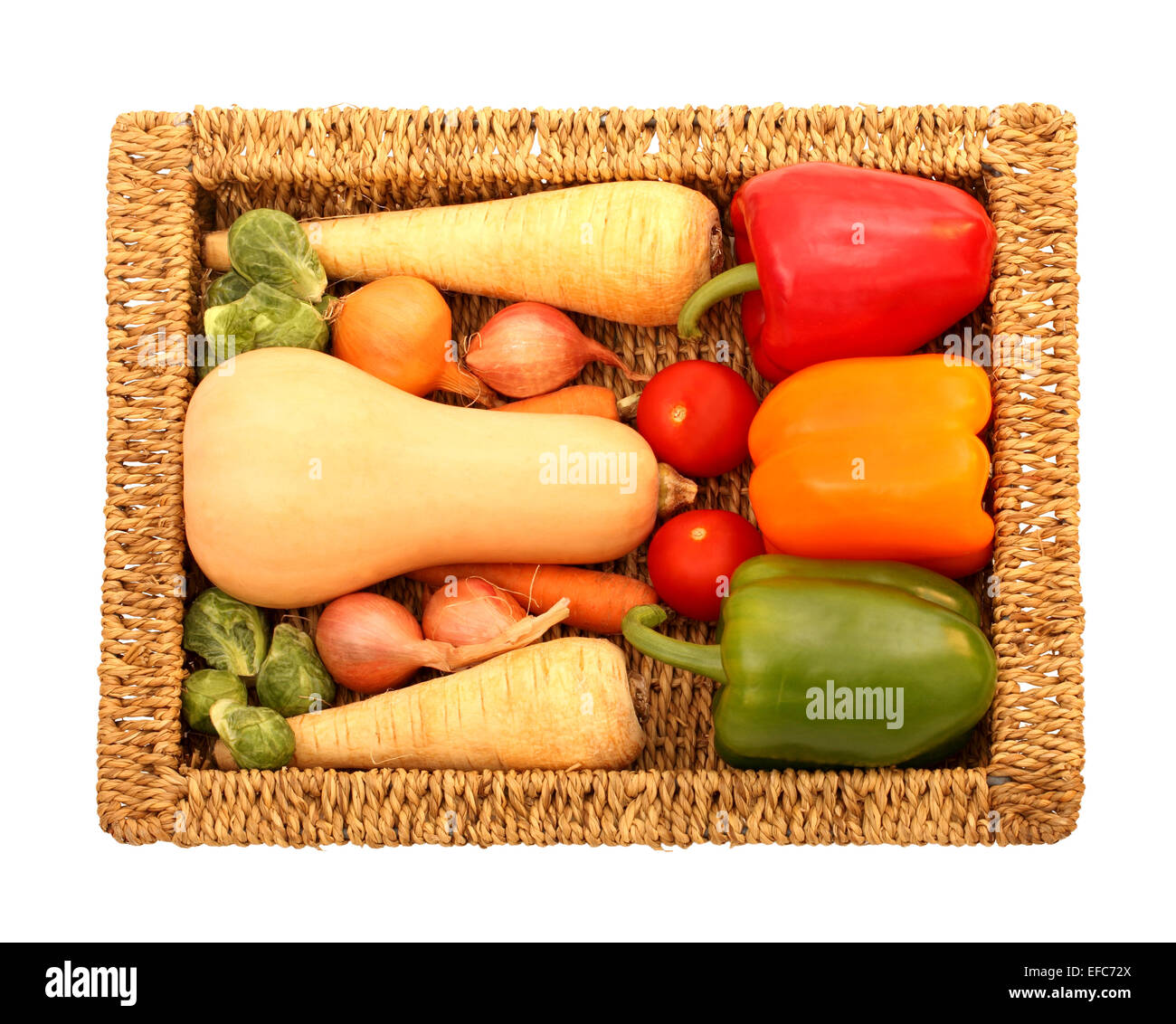 Un cesto di verdure su sfondo bianco Foto Stock
