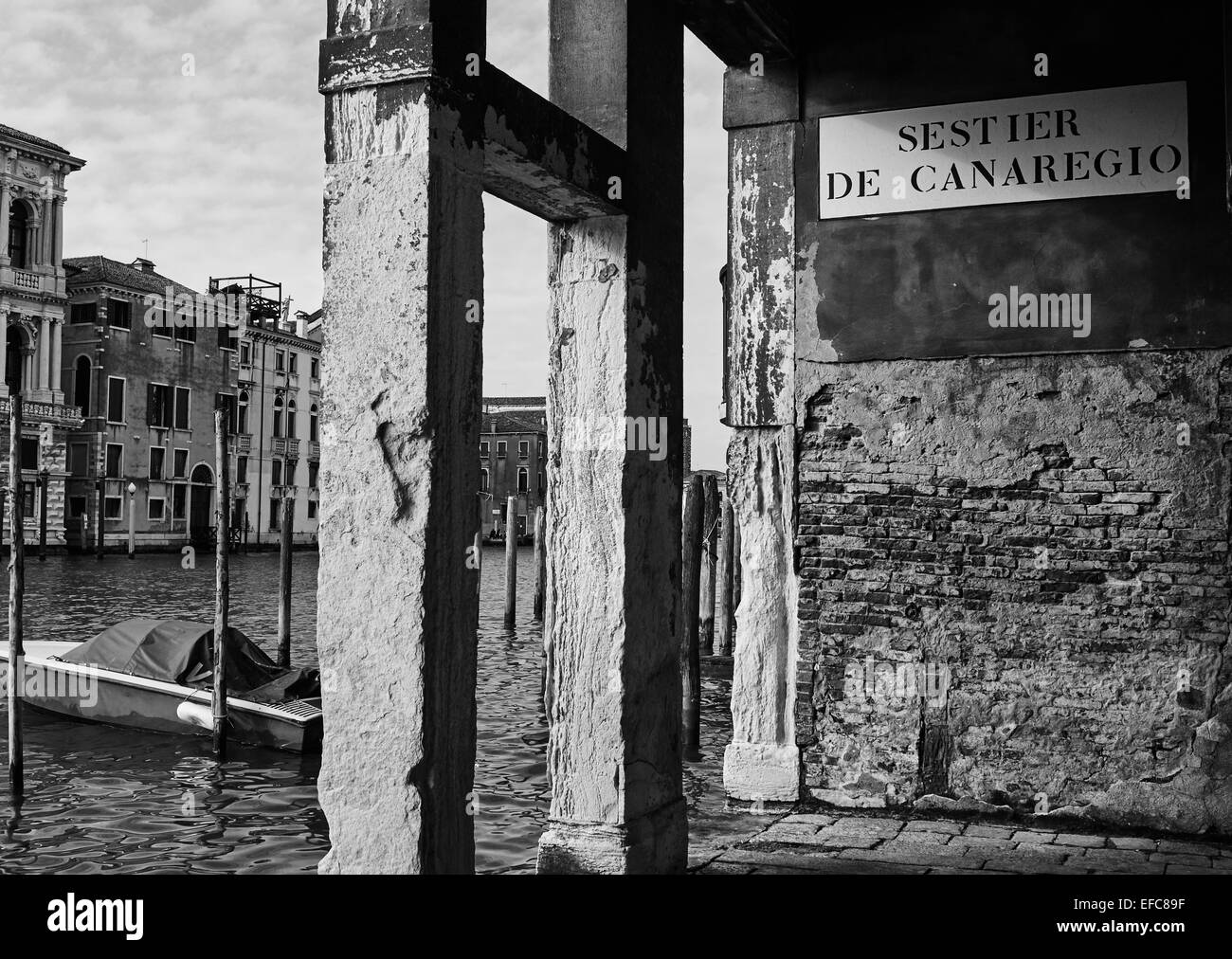Edificio fatiscente dal bordo del canal grande nel distretto di Canaregio Venezia Veneto Italia Europa Foto Stock
