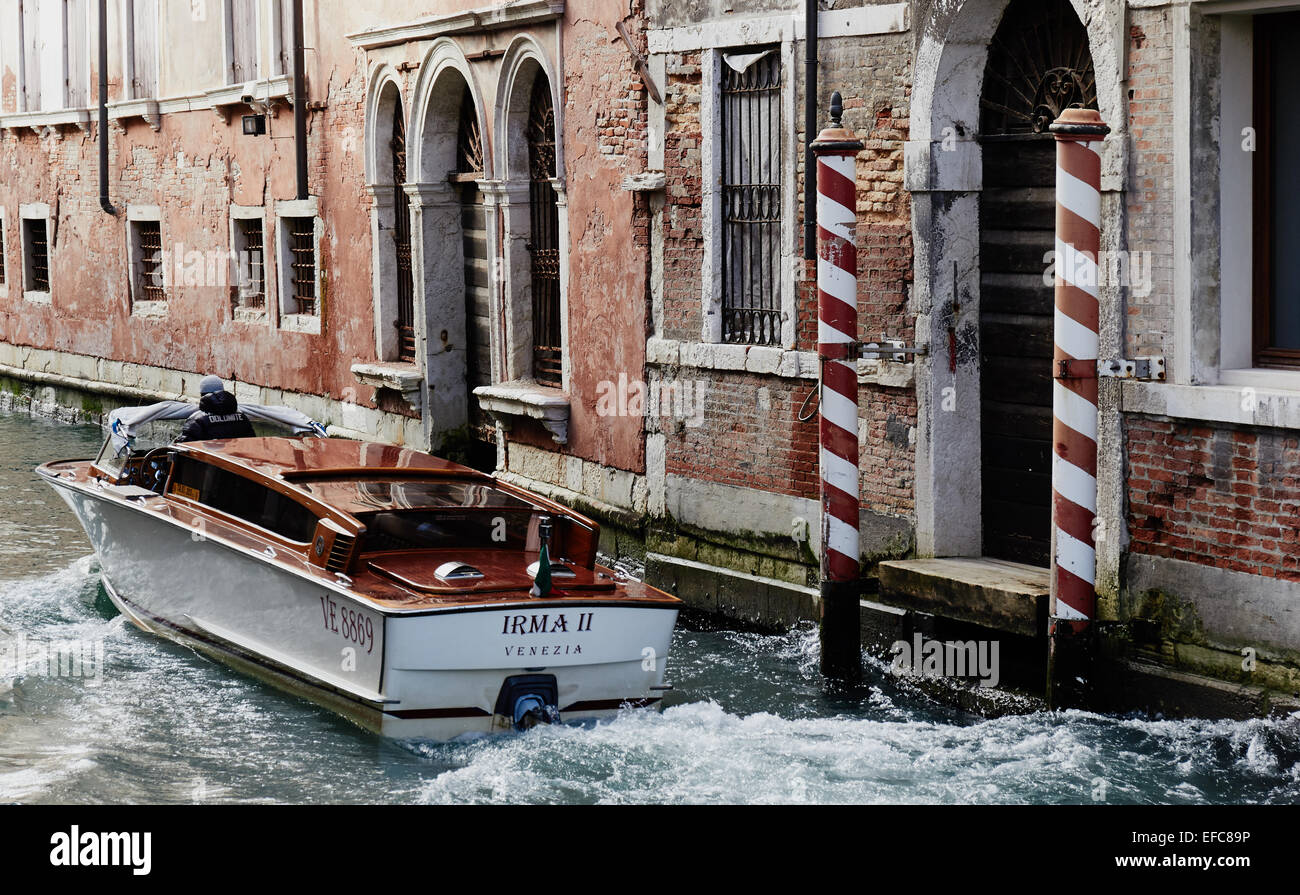 Il taxi acqueo accelerando lungo una tradizionale piccola canal Venezia Veneto Italia Europa Foto Stock