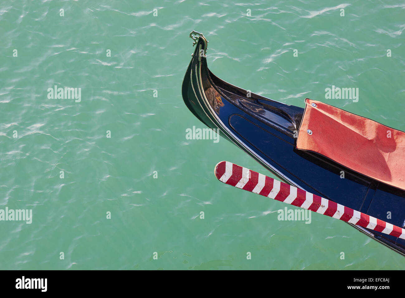 Parte anteriore di una gondola veneziana con un distintivo a strisce rosse e bianche oar Venezia Veneto Italia Europa. Foto Stock