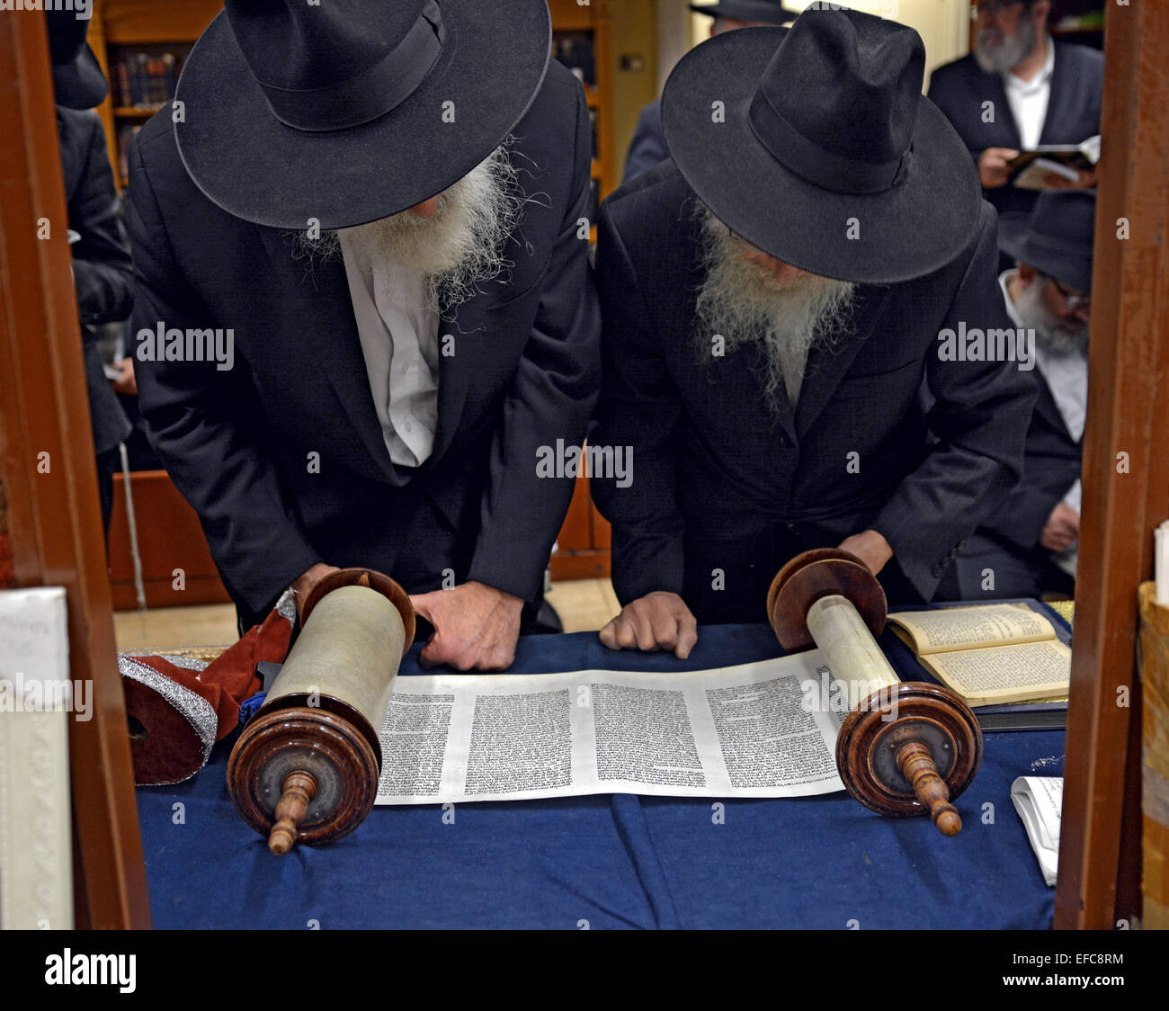 La Torah e la lettura durante le vacanze le preghiere del mattino in una sinagoga a Brooklyn, New York Foto Stock