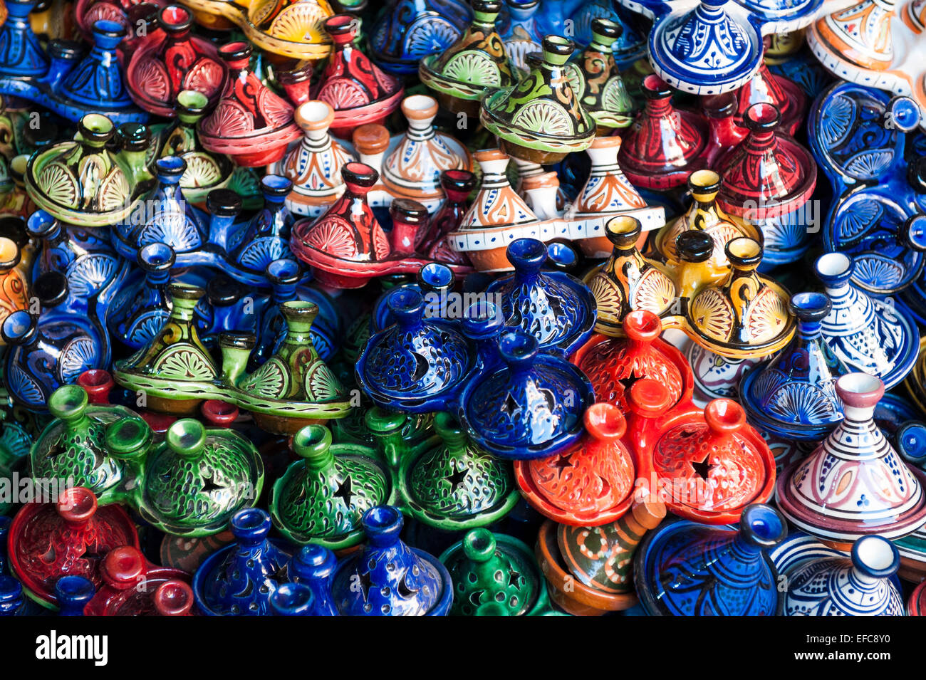 Gli ingredienti di base di una tagine di ceramica in vendita in un mercato di Marrakesh, Marocco Foto Stock