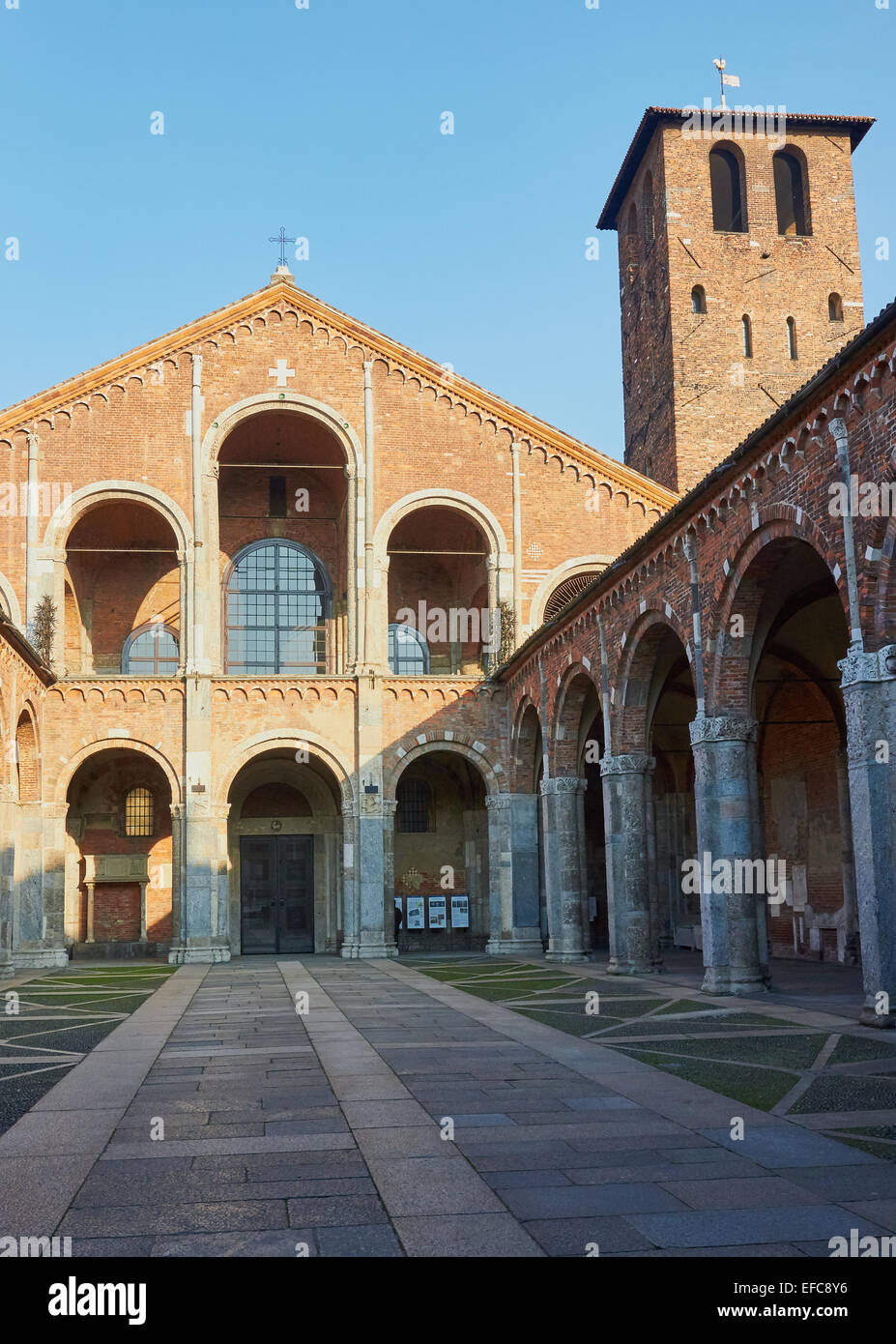 Atrio porticato cortile e campanile romanico di Sant' Ambrogio Basilica milano lombardia italia Europa Foto Stock