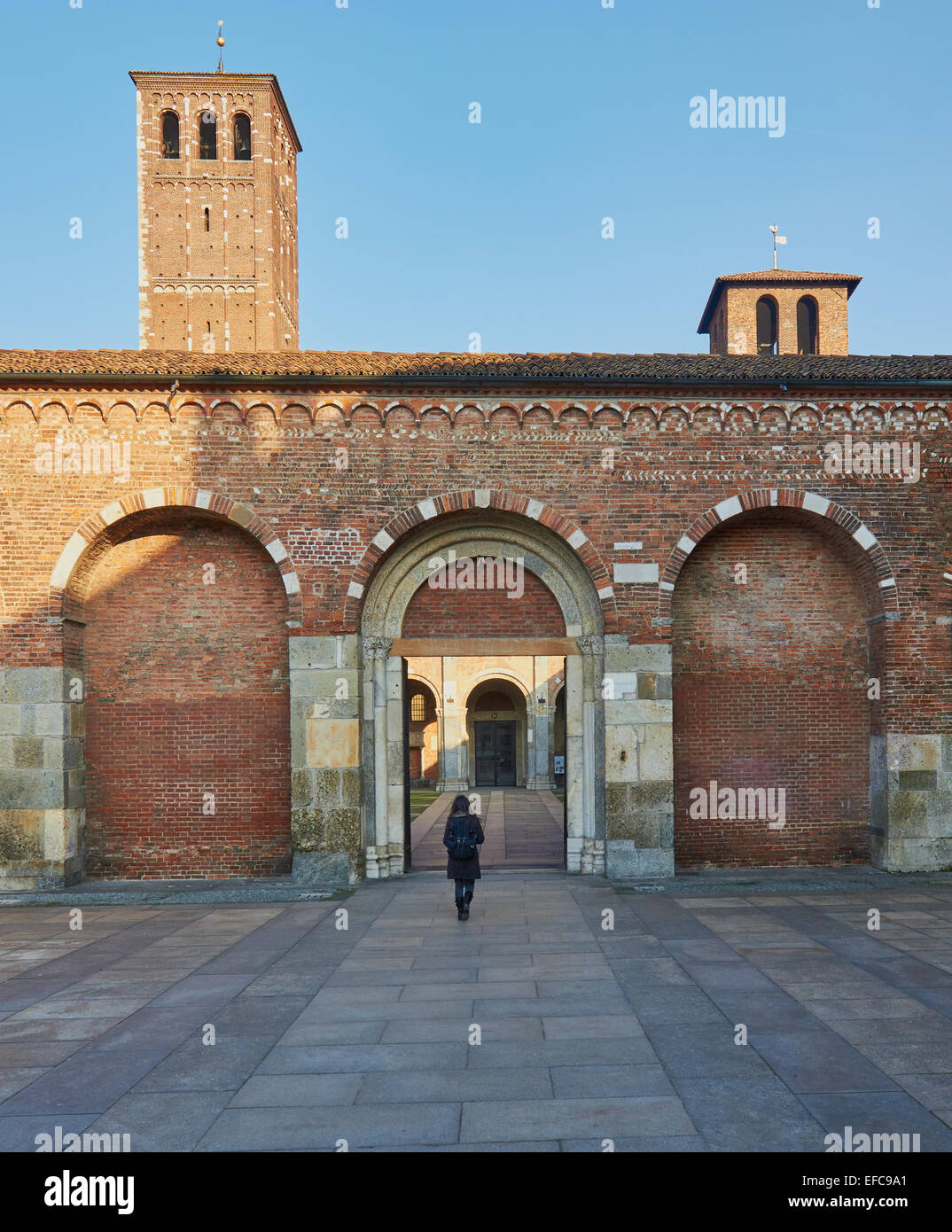 Ingresso di Sant' Ambrogio di mattoni rossi basilica romanica risalente al 9al XII secolo milano lombardia italia Europa Foto Stock