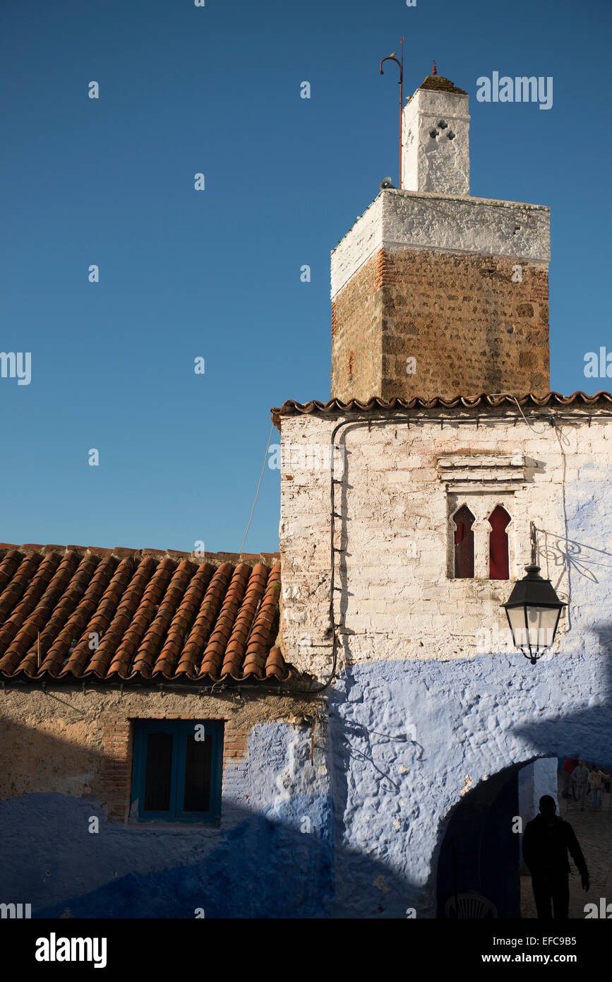 Il minareto di un gate per la medina, Chefchaouen, Marocco Foto Stock