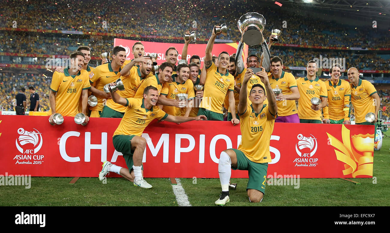 Sydney, Australia. 31 gennaio, 2015. I giocatori australiani celebrare con Asian Cup Trofeo dopo aver vinto la finale contro la Corea del Sud al 2015 AFC Asian Cup a Sydney in Australia, Gennaio 31, 2015. L Australia ha vinto 2-1 e rivendicato il titolo dell'evento. Credito: Cao può/Xinhua/Alamy Live News Foto Stock