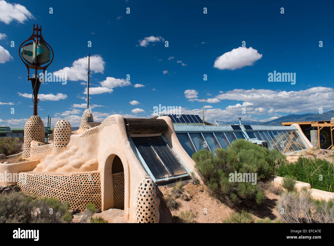 Rispettosi dell'ambiente solare earthship home vicino a Taos, Nuovo Messico Foto Stock