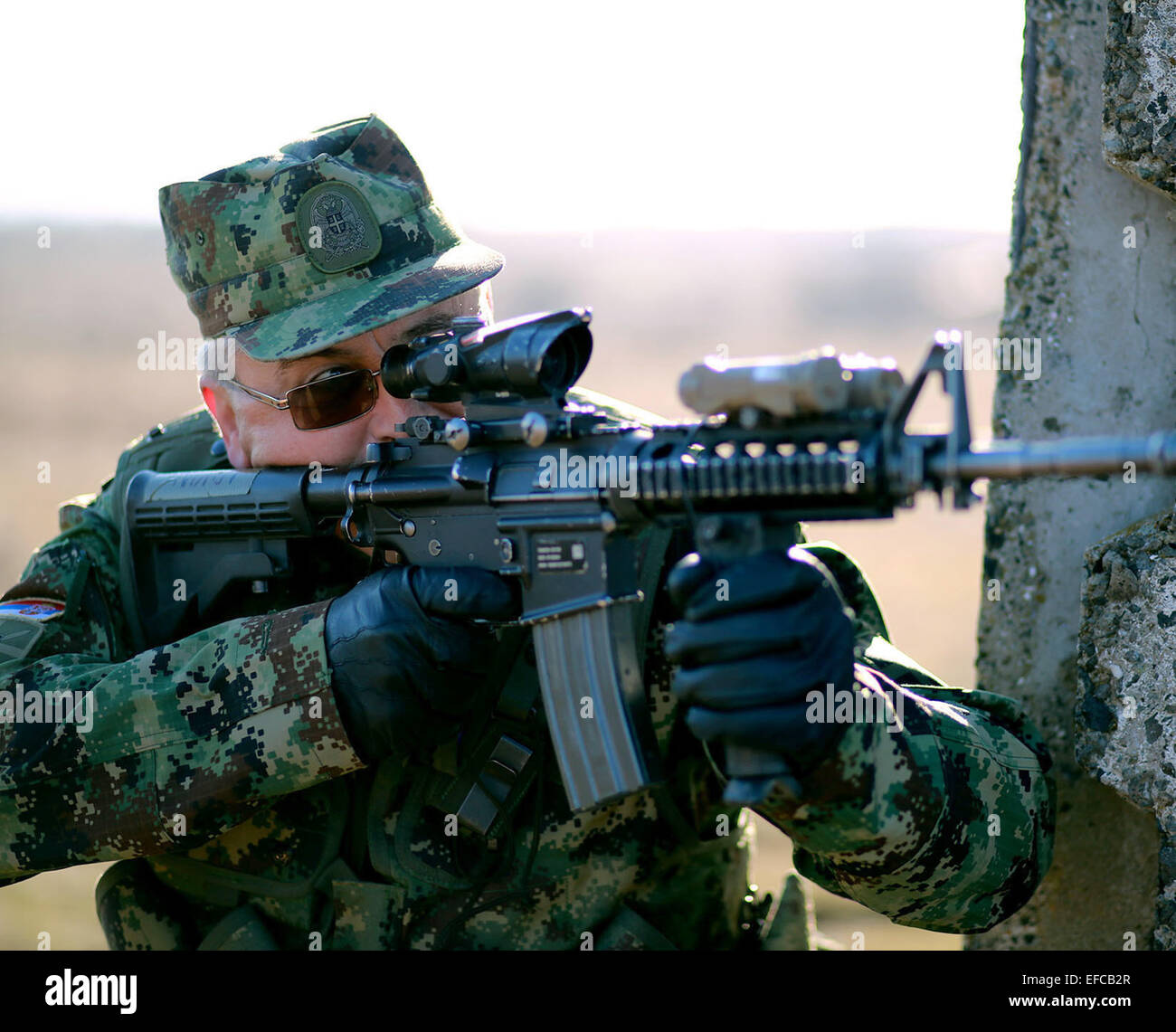 Un esercito serbo soldato durante la formazione congiunta in terreni urbanizzati corso con gli Stati Uniti Marines Gennaio 17, 2015 in Novo Selo, Bulgaria. Foto Stock