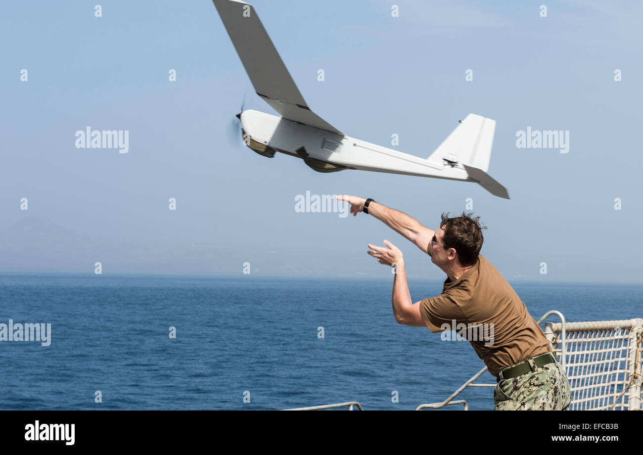 Un marine statunitense lancia il Puma antenna fuco da bordo di militari Sealift il comando congiunto del ad alta velocità a nave USNS Spearhead Gennaio 16, 2015 al largo della costa africana nell'Oceano Atlantico. Foto Stock