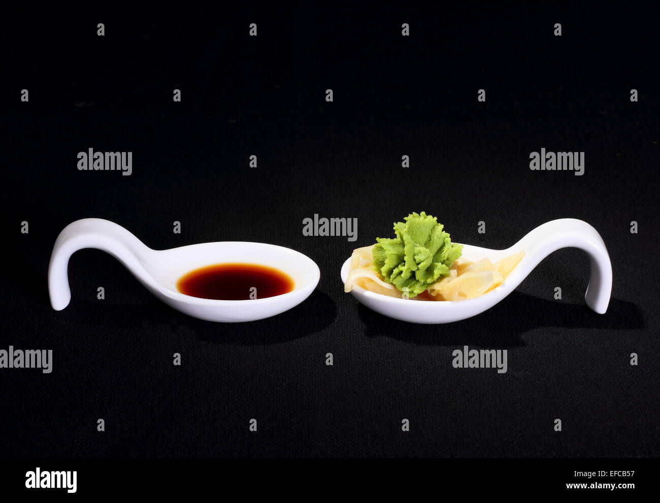 Wasabi e salsa di soia su sfondo nero, orizzontale Foto Stock