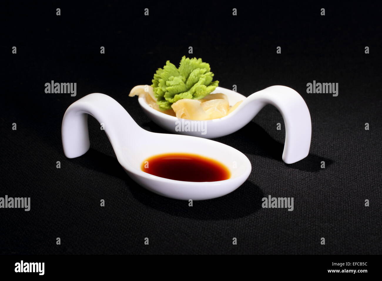 Wasabi e salsa di soia su sfondo nero, orizzontale Foto Stock