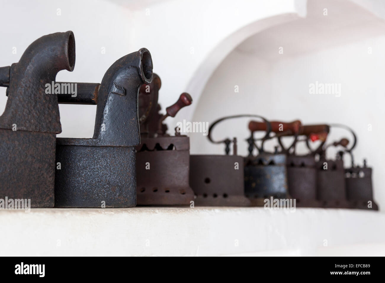 Messa a fuoco selettiva su alcuni vecchi ferri da stiro vintage Foto Stock