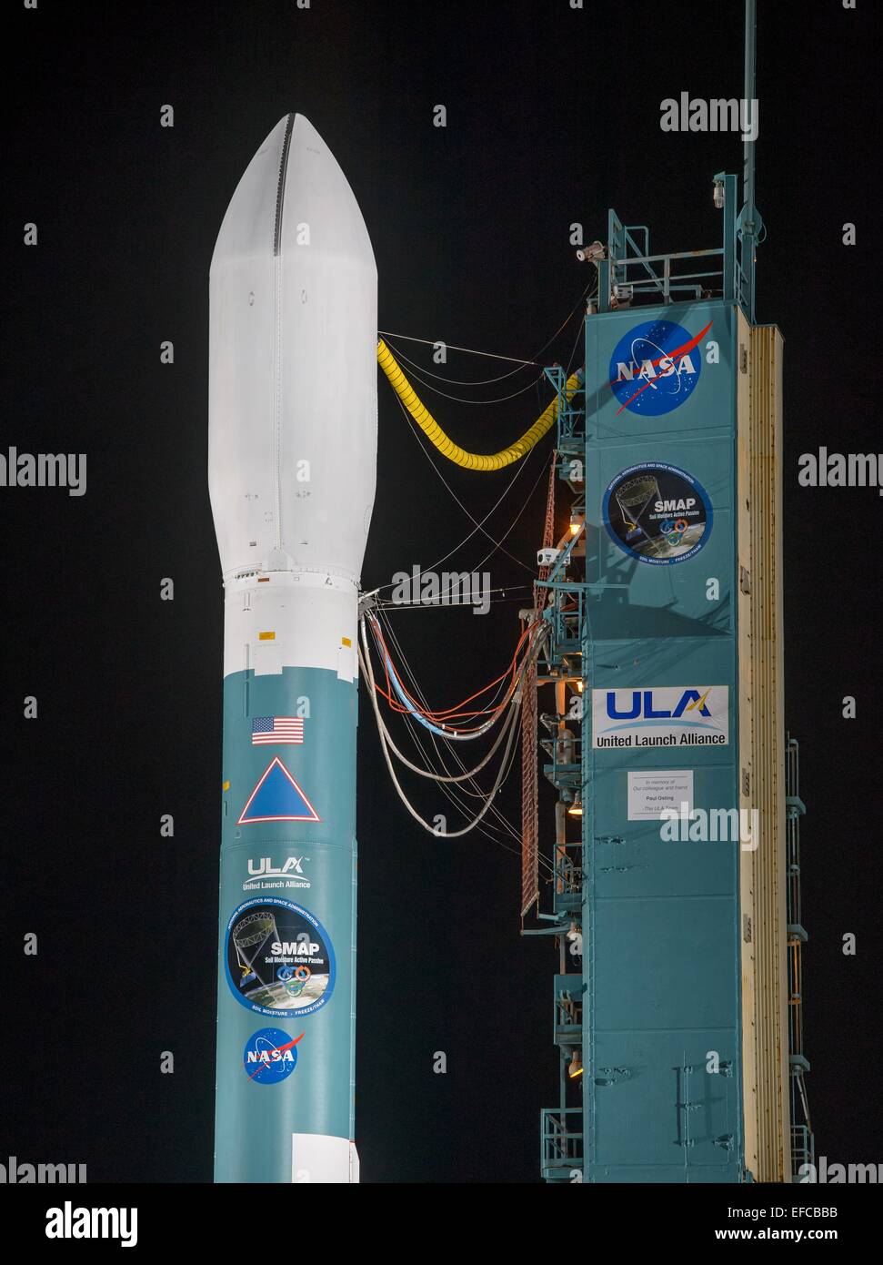In California, Stati Uniti d'America. 31 gennaio, 2015. La United Launch Alliance Delta II a razzo con l'umidità di suolo attivo osservatorio passivo a bordo è preparato per il lancio di late night presso lo Space Launch Complex 2 Gennaio 30, 2015 in Vandenberg Air Force Base in California. Il lift off è prevista per l'inizio di mattina di gennaio 31st. Credito: Planetpix/Alamy Live News Foto Stock