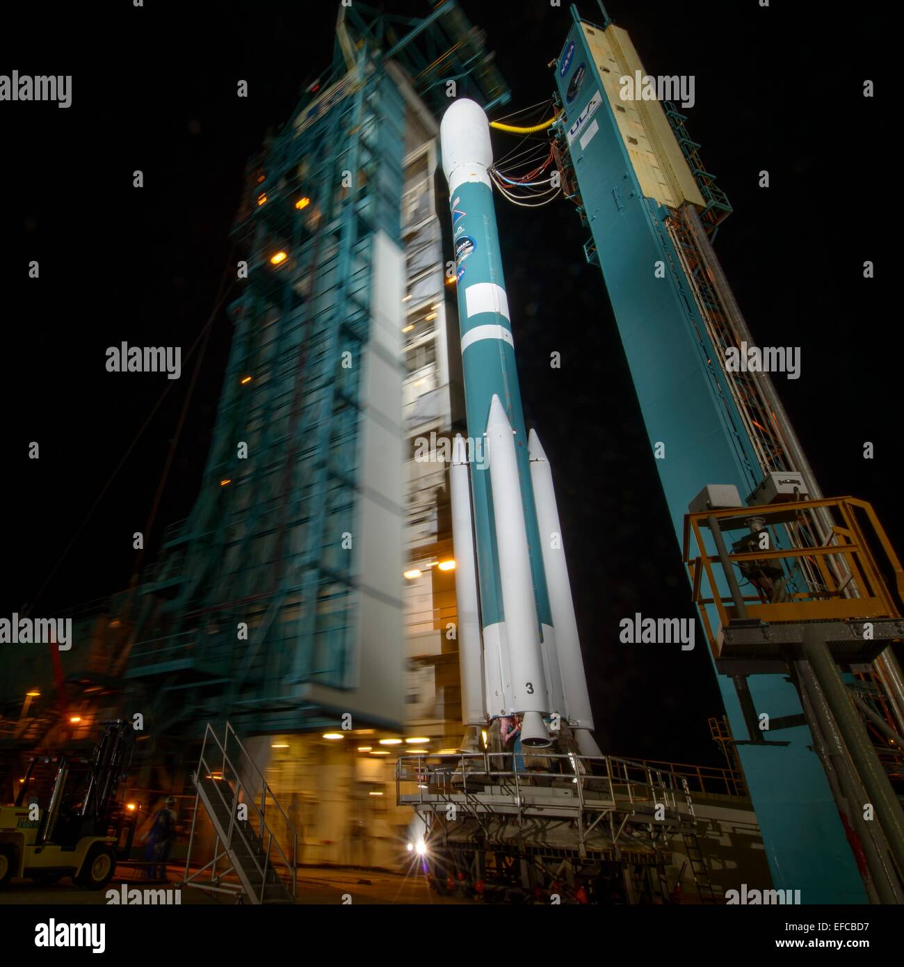 In California, Stati Uniti d'America. 31 gennaio, 2015. La United Launch Alliance Delta II a razzo con l'umidità di suolo attivo osservatorio passivo a bordo è preparato per il lancio di late night presso lo Space Launch Complex 2 Gennaio 30, 2015 in Vandenberg Air Force Base in California. Il lift off è prevista per l'inizio di mattina di gennaio 31st. Credito: Planetpix/Alamy Live News Foto Stock