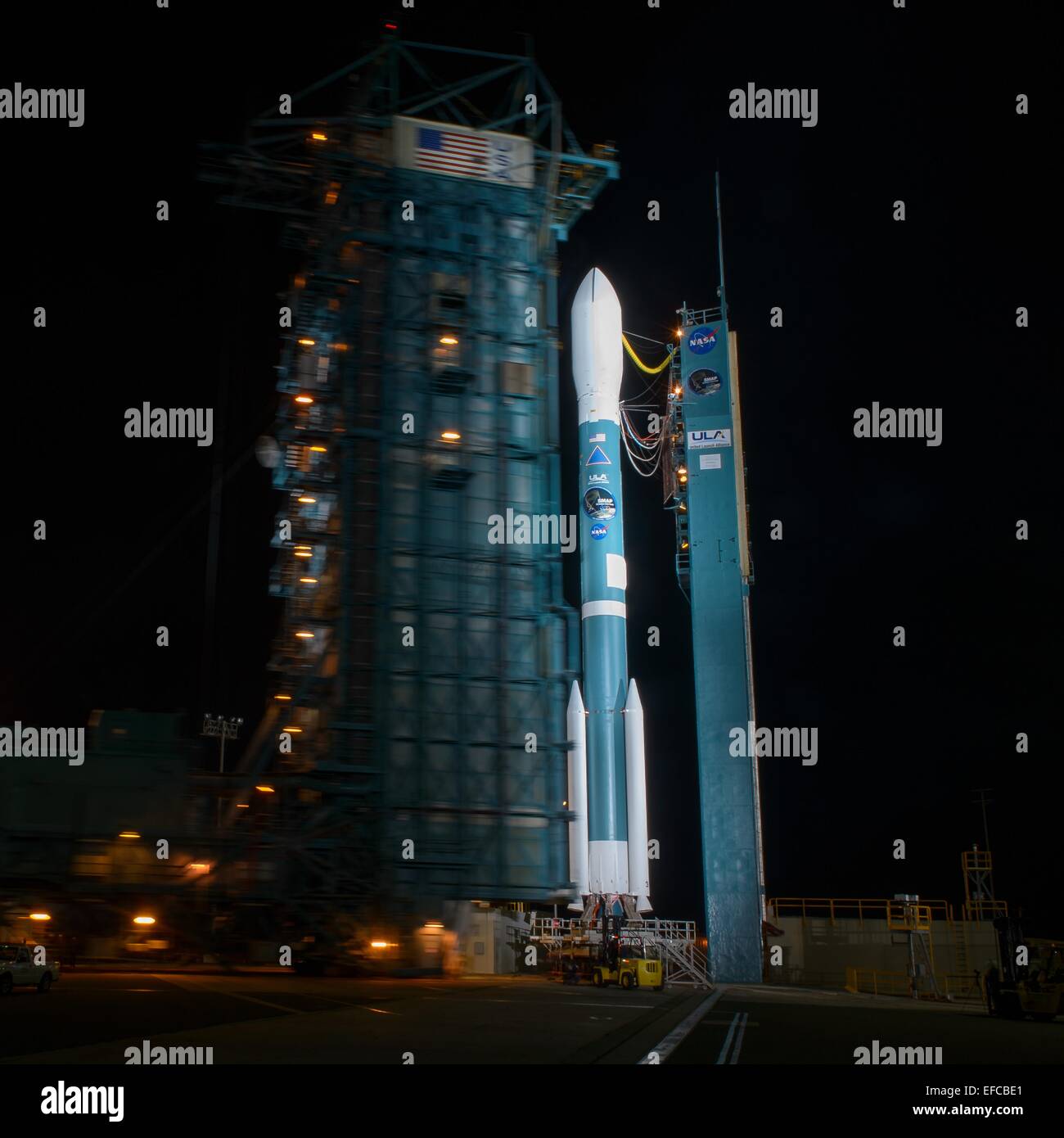In California, Stati Uniti d'America. 31 gennaio, 2015. La United Launch Alliance Delta II a razzo con l'umidità di suolo attivo osservatorio passivo a bordo è preparato per il lancio di late night presso lo Space Launch Complex 2 Gennaio 30, 2015 in Vandenberg Air Force Base in California. Il lift off è prevista per l'inizio di mattina di gennaio 31st. Credito: Planetpix/Alamy Live News Foto Stock