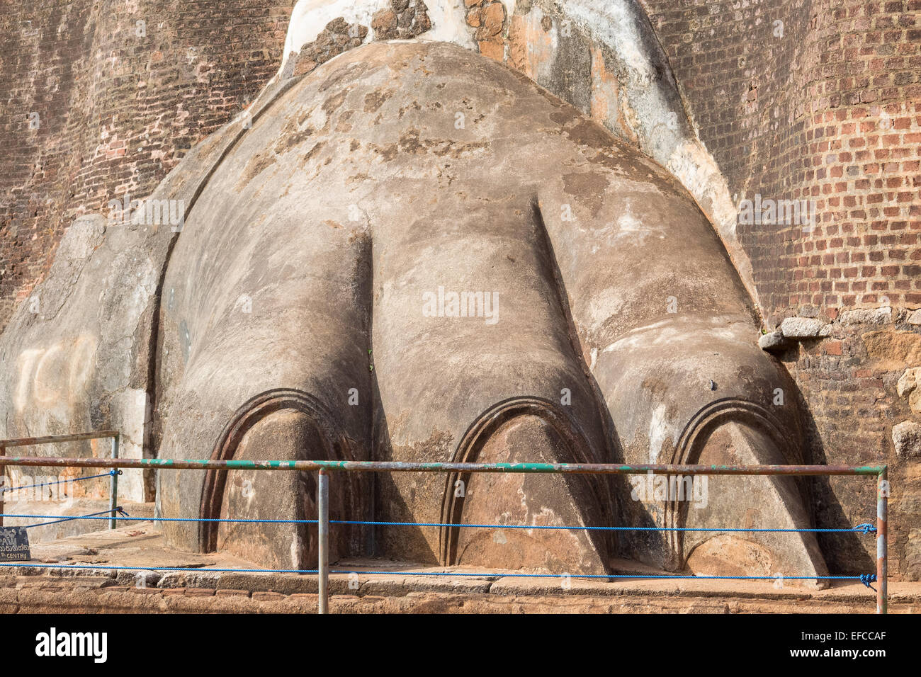 Il famoso Lion Paw all'ingresso dell antico palazzo sulla cima della Roccia di Sigiriya, il sito più importante in Sri Lanka. Foto Stock