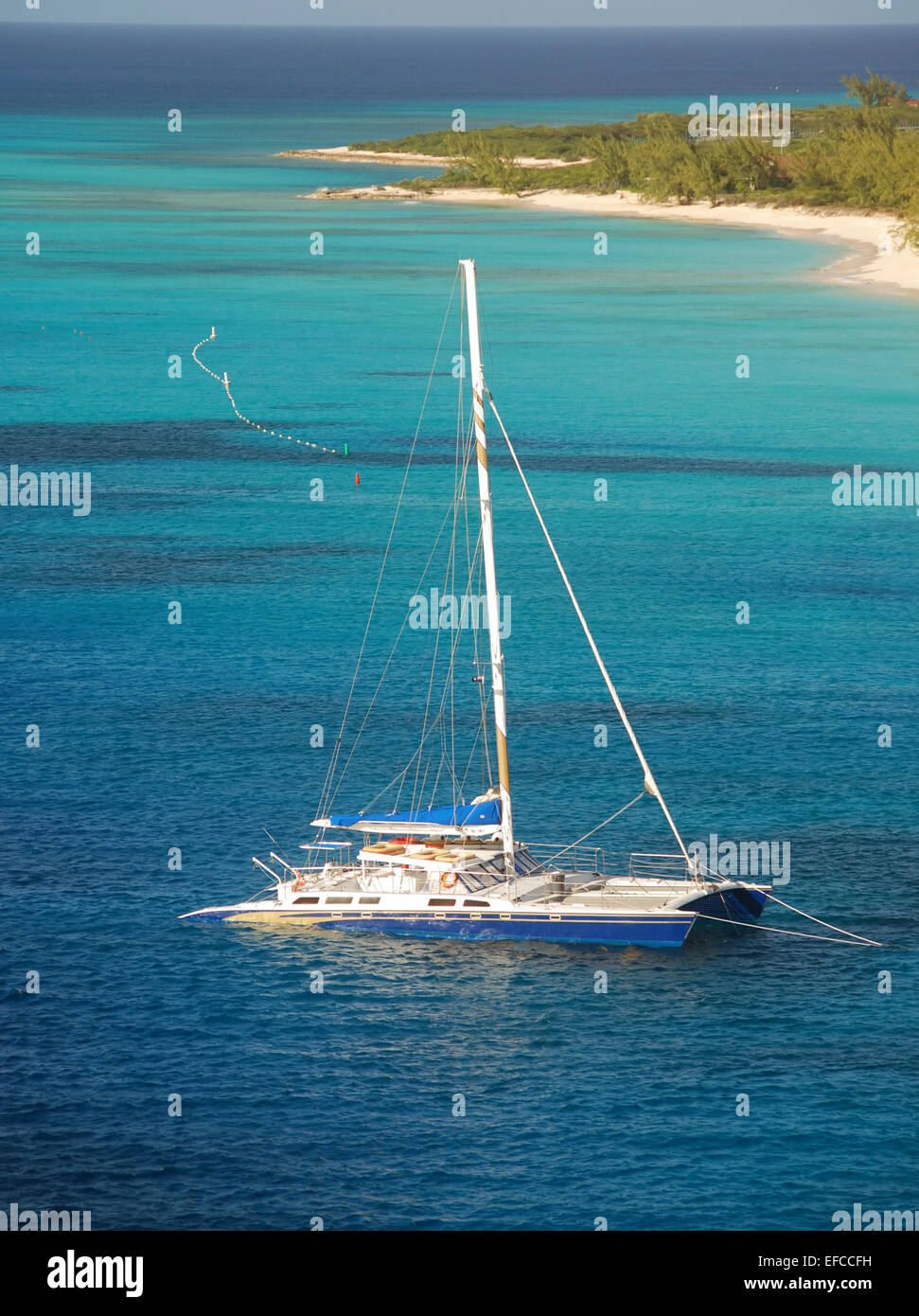 Catamarano vicino a isola dei Caraibi Foto Stock