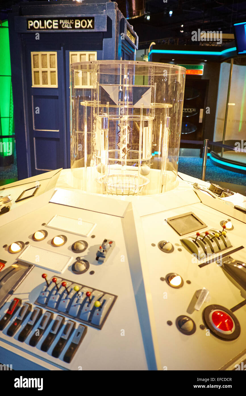 Il Tardis con il pannello di controllo utilizzati da tempo Signore Dr Who in mostra presso il Centro Spaziale Nazionale Leicester Regno Unito Foto Stock