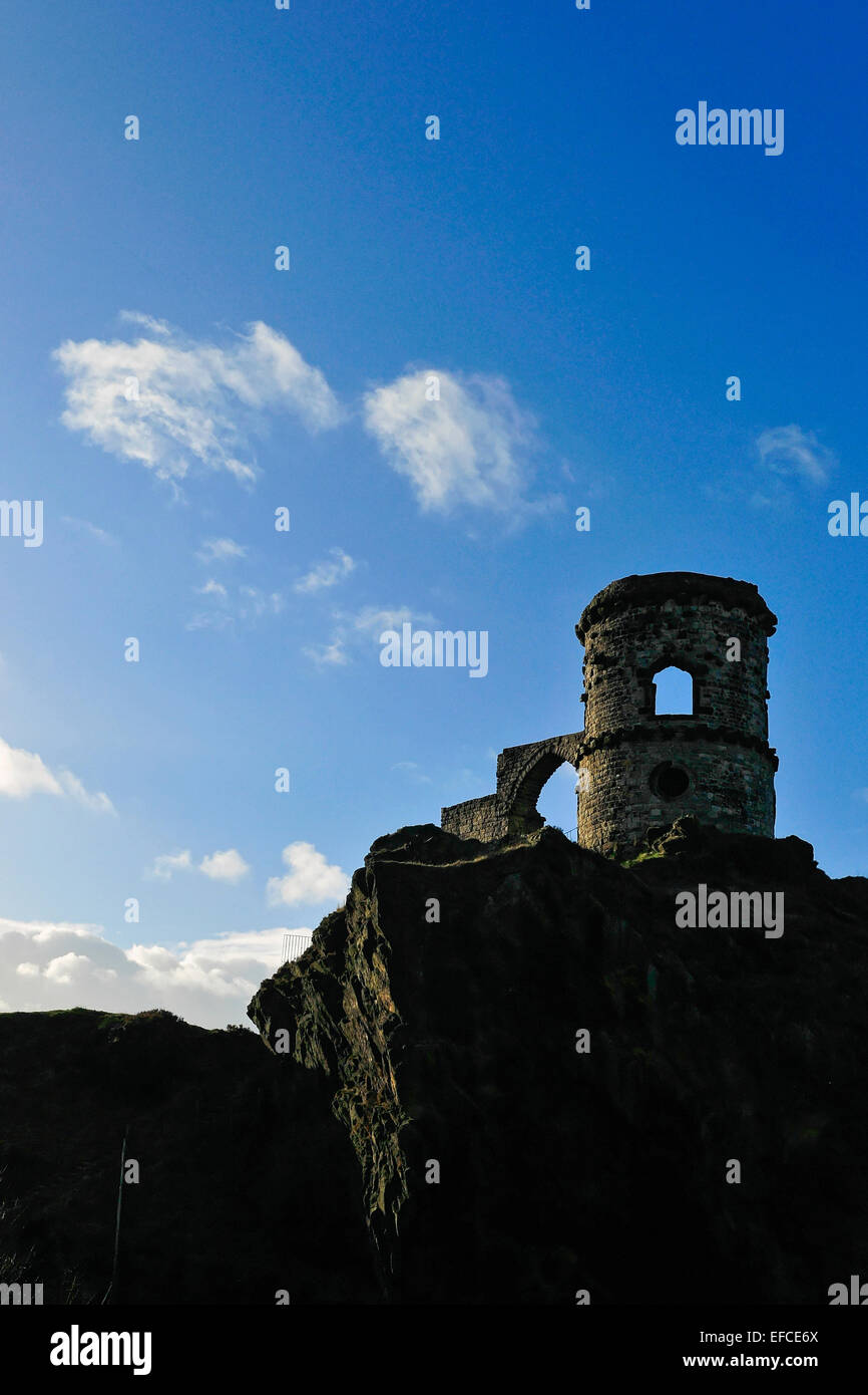 Mow Cop Castello, una follia sul confine Cheshire-Staffordshire; stagliano contro il cielo blu con nuvole bianche. Foto Stock