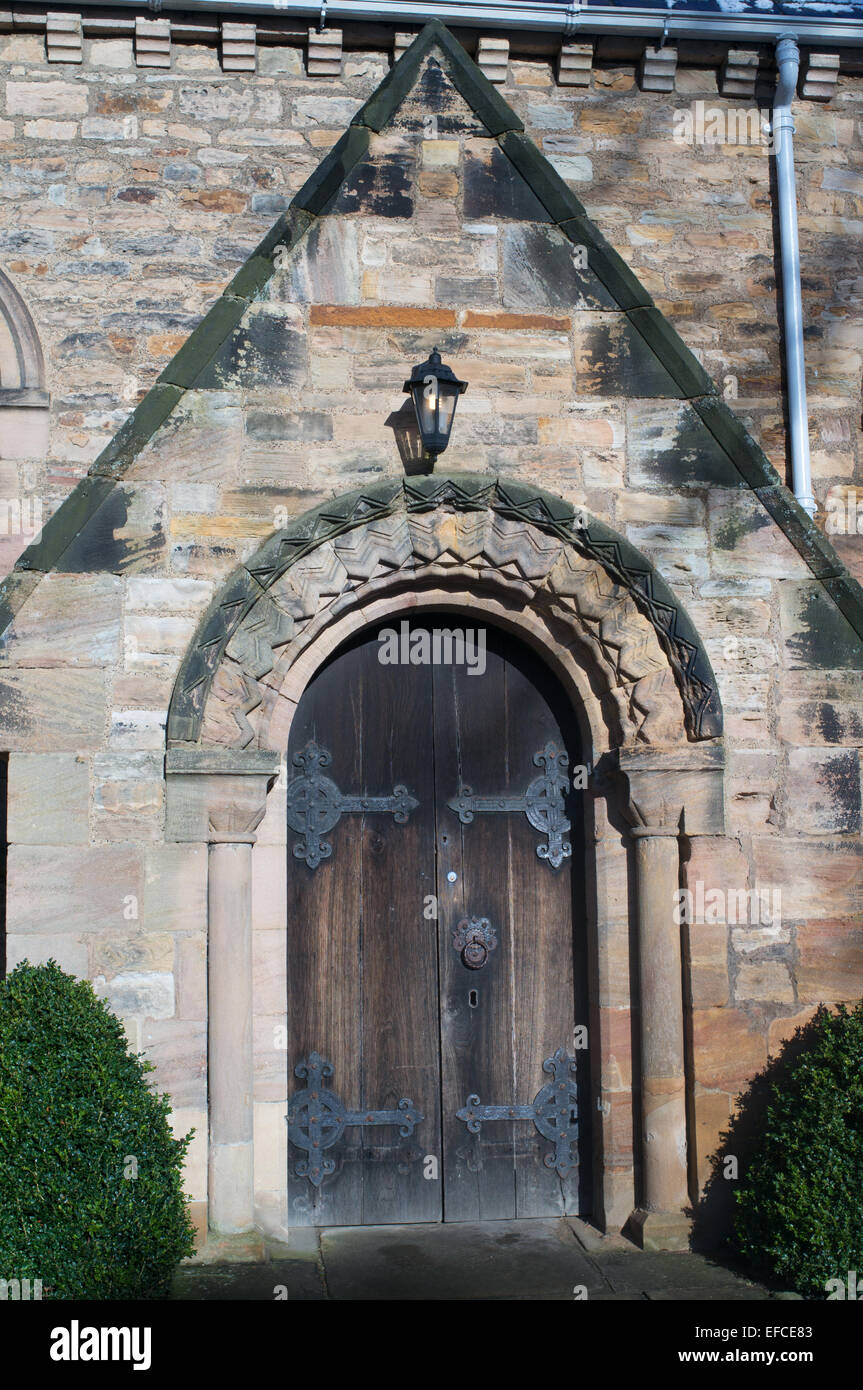 La porta di ingresso alla chiesa di St Mary il meno Durham City North East England, Regno Unito Foto Stock