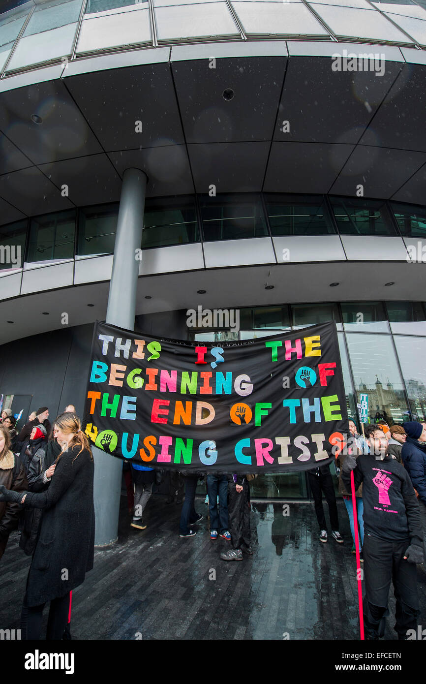 Londra, Regno Unito. 31 gennaio, 2015. Un rally a fine ai piedi del Municipio e racchiuso tra la città e un nuovo sviluppo di appartamenti di lusso a un Tower Bridge. Persone hanno marciato dal sud di Londra e la zona est di Londra per il municipio al meglio la domanda di case per i londinesi e la fine della crisi abitativa. Le richieste di affitto inclusi controlli, conveniente e abitazioni sicure per tutti, una estremità alla camera da letto Tasse e benessere tappi e la costruzione di nuove case del consiglio. L'evento è stato chiamato da difendere Consiglio alloggiamento e Londra Sud Assemblea popolare. E la East London percorso iniziato alla Chiesa Parrocchiale di San Leonardo, S Foto Stock