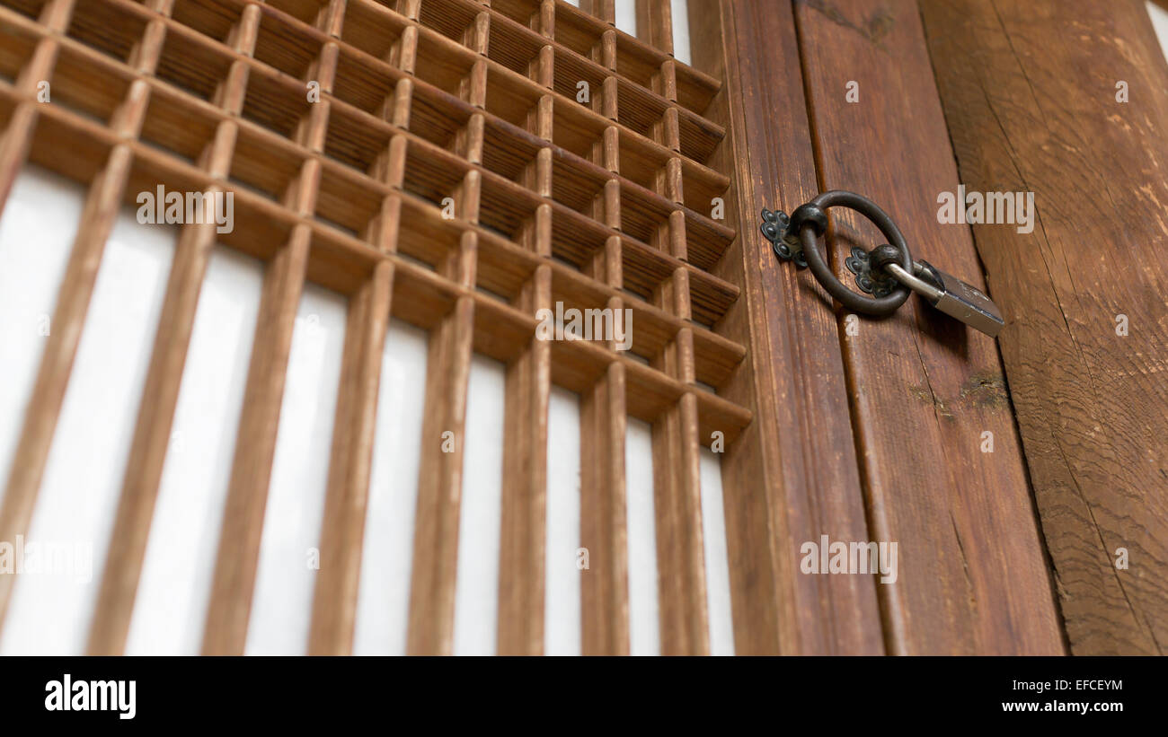 Architettura giapponese. serratura sulla porta Foto Stock